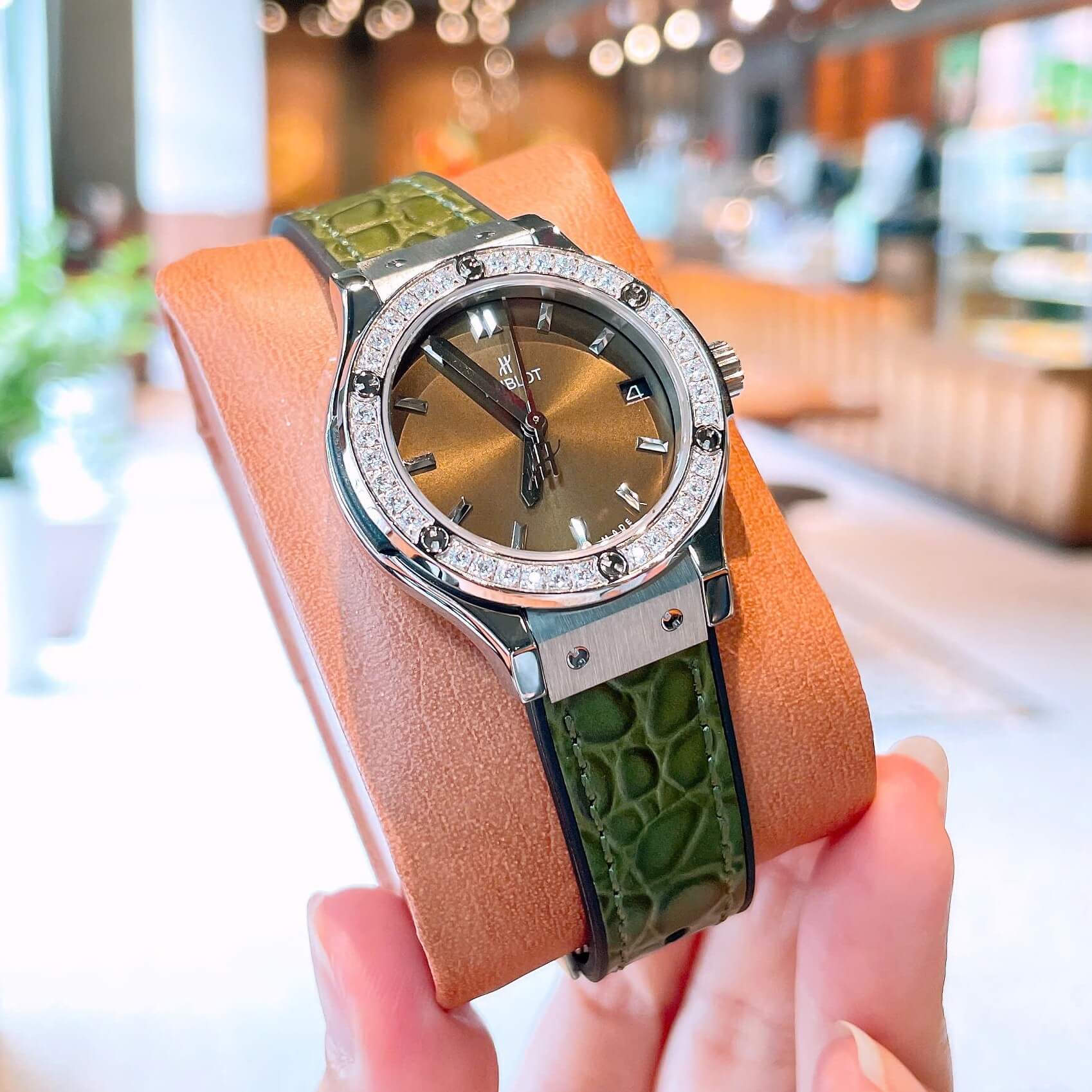Đồng Hồ Nữ Hublot Classic Fusion Dây Cao Su Màu Xanh Rêu Viền Đính Đá Size 30mm Máy Pin Miyota Nhật - Vỏ Silver