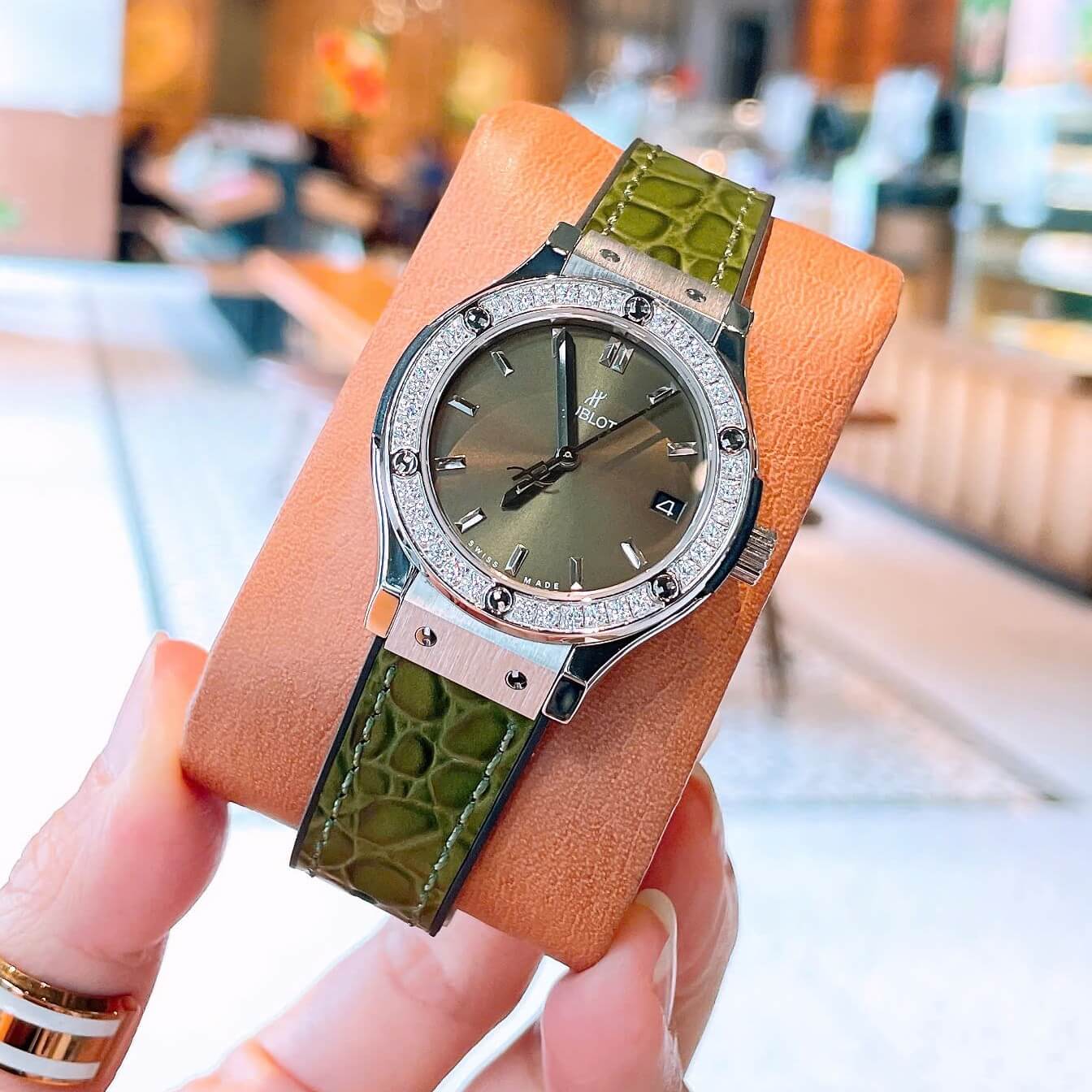 Đồng Hồ Nữ Hublot Classic Fusion Dây Cao Su Màu Xanh Rêu Viền Đính Đá Size 30mm Máy Pin Miyota Nhật - Vỏ Silver