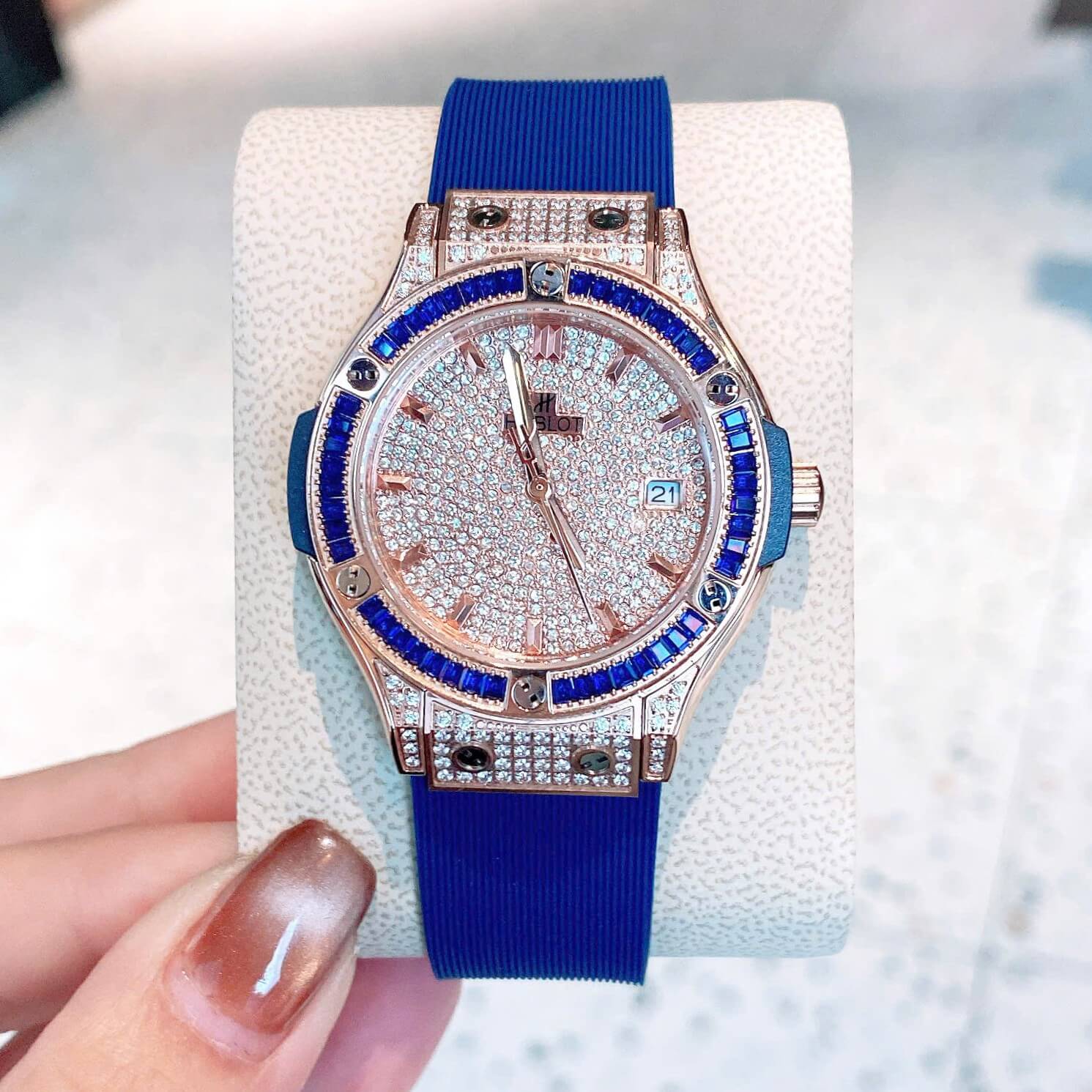Đồng Hồ Nữ Hublot Classic Fusion Dây Cao Su Màu Xanh Vỏ Rose Viền Đá Size 34mm - Máy Quartz