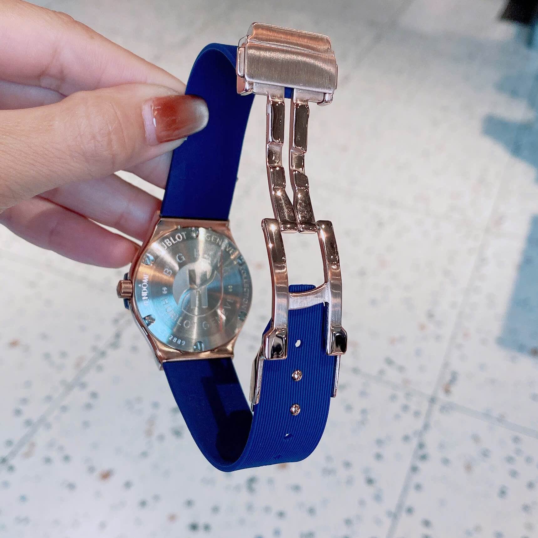 Đồng Hồ Nữ Hublot Classic Fusion Dây Cao Su Màu Xanh Vỏ Rose Viền Đá Size 34mm - Máy Quartz