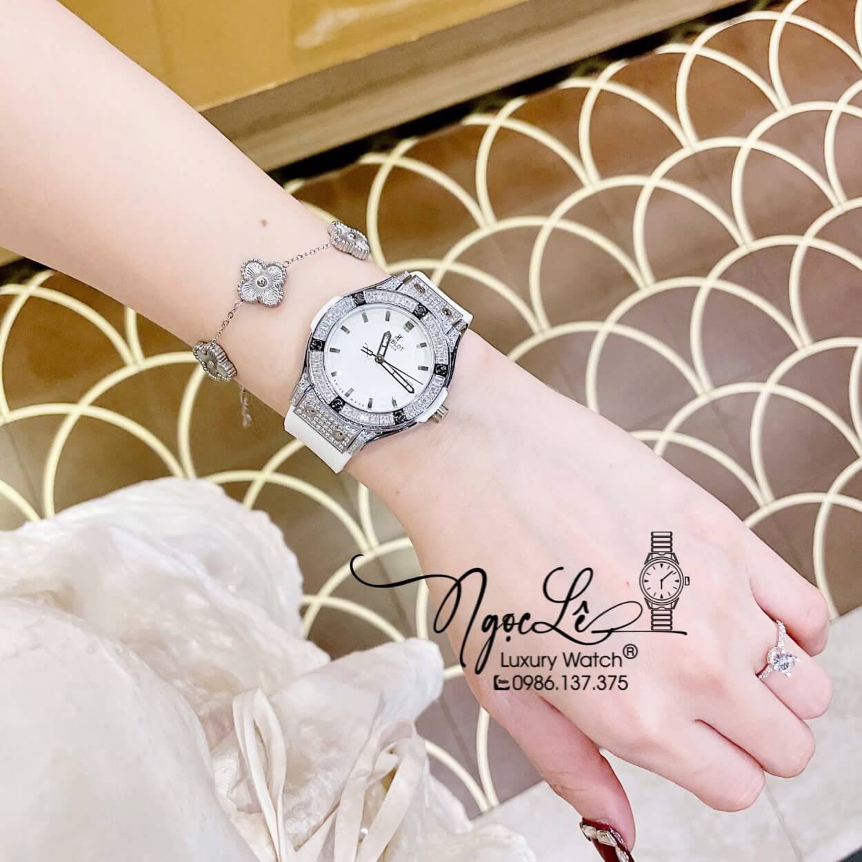Đồng Hồ Nữ Hublot Classic Fusion Dây Da Trắng Đính Đá Ống Full Viền Size 34mm - Máy Quartz