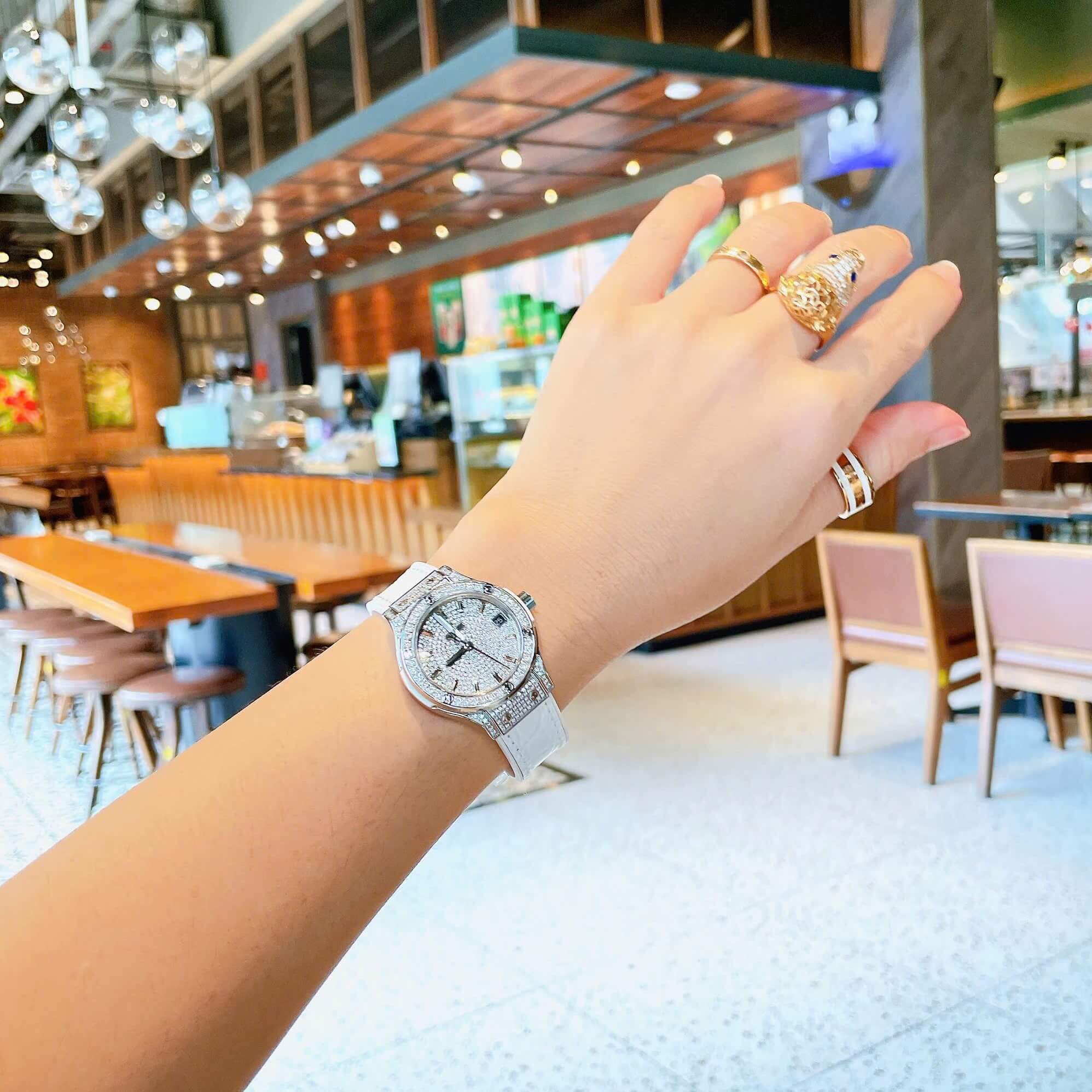 Đồng Hồ Nữ Hublot Classic Fusion Dây Cao Su Trắng Đính Đá Size 30mm Máy Pin Miyota Nhật - Vỏ Silver