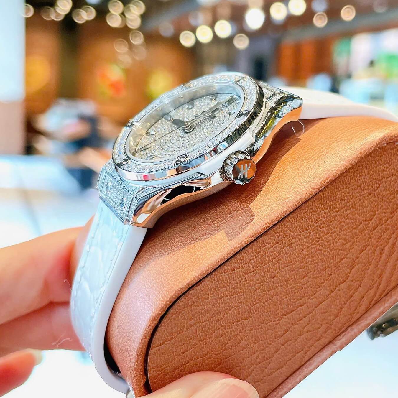 Đồng Hồ Nữ Hublot Classic Fusion Dây Cao Su Trắng Đính Đá Size 30mm Máy Pin Miyota Nhật - Vỏ Silver