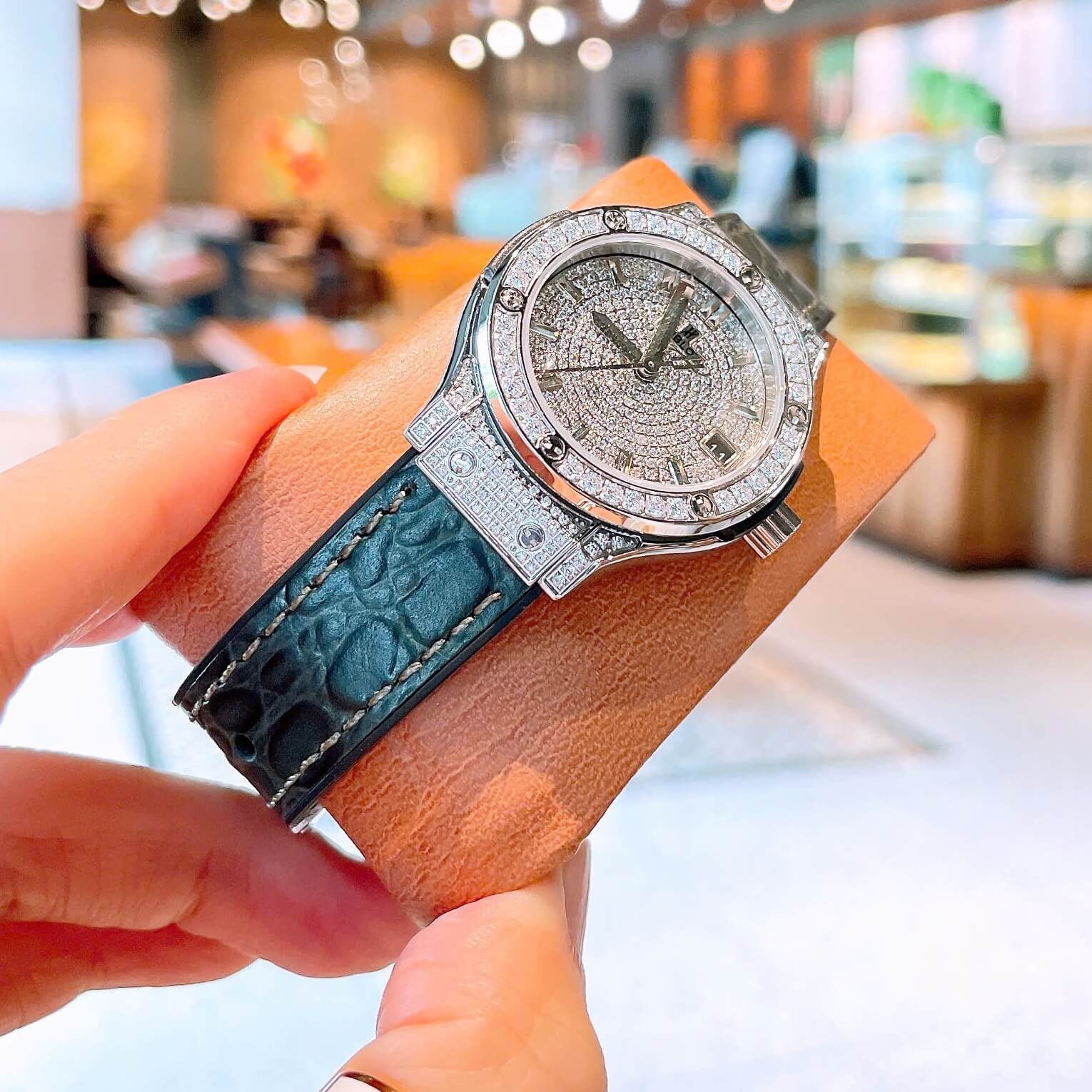 Đồng Hồ Nữ Hublot Classic Fusion Dây Cao Su Xám Đính Đá Size 30mm Máy Pin Miyota Nhật - Vỏ Silver
