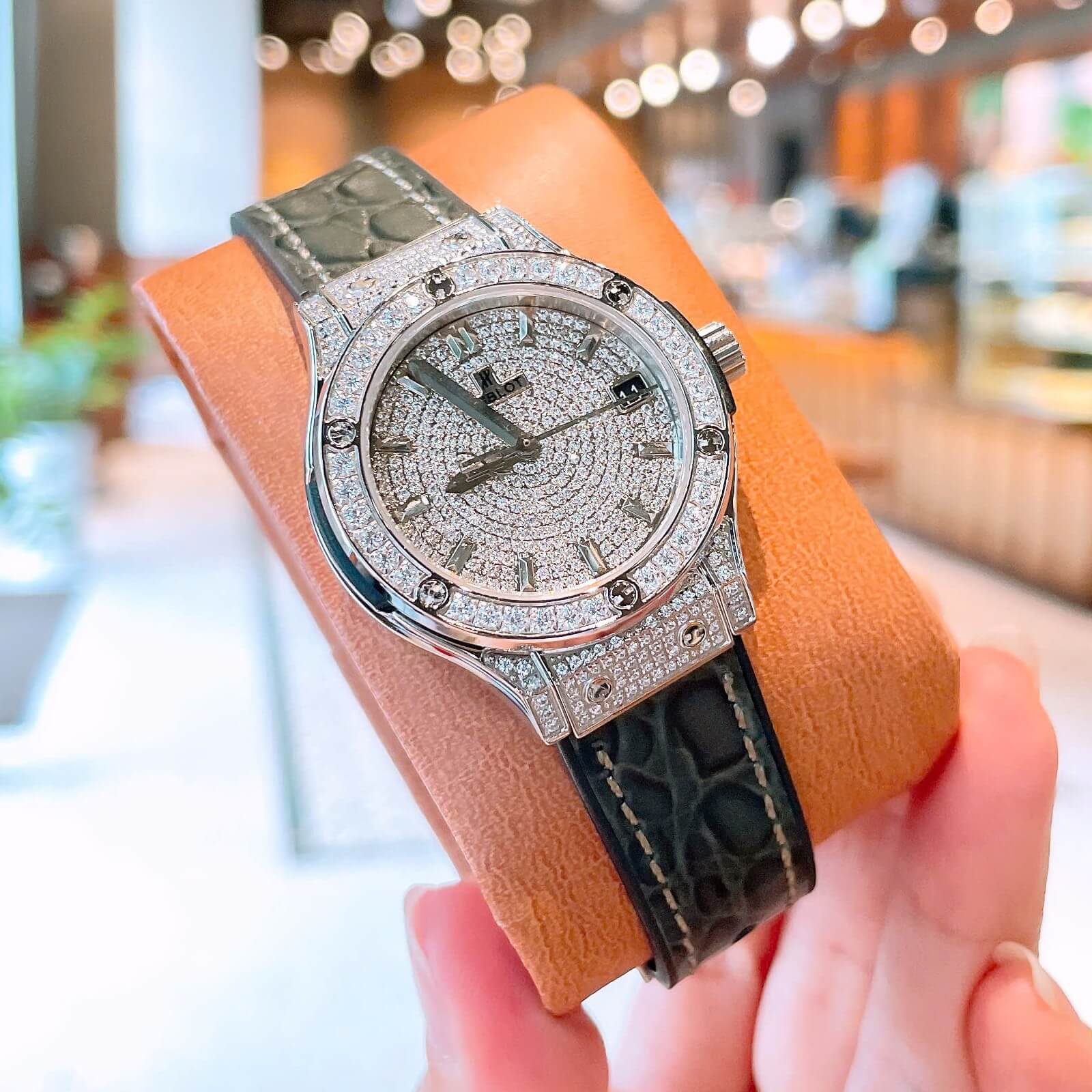 Đồng Hồ Nữ Hublot Classic Fusion Dây Cao Su Xám Đính Đá Size 30mm Máy Pin Miyota Nhật - Vỏ Silver
