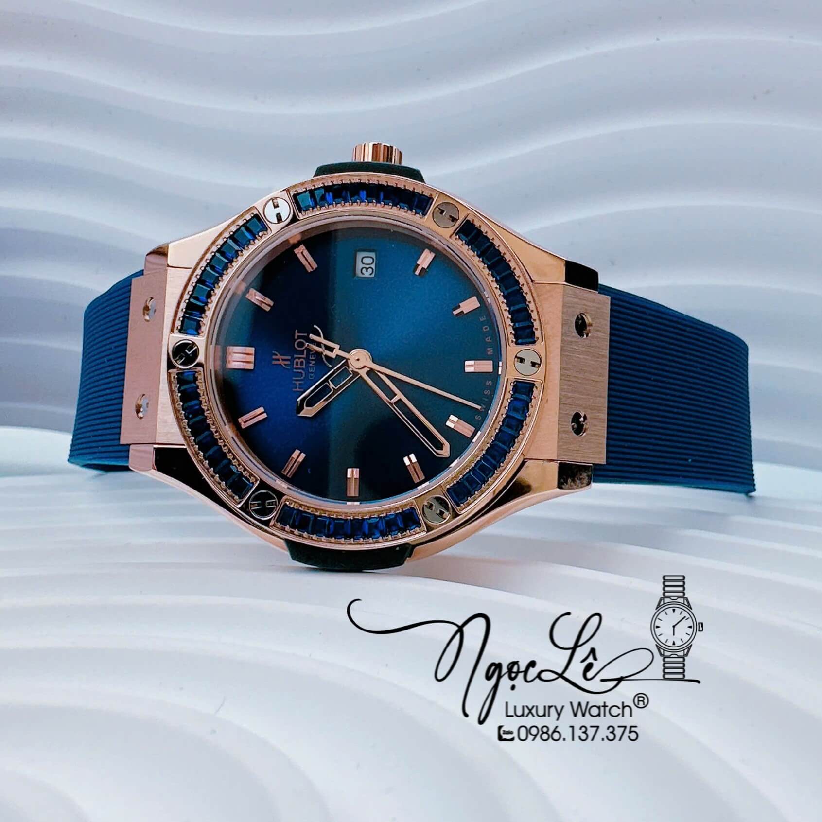 Đồng Hồ Nữ Hublot Classic Fusion Dây Cao Su Xanh Coban Viền Đá Xanh Rose Size 34mm Quartz