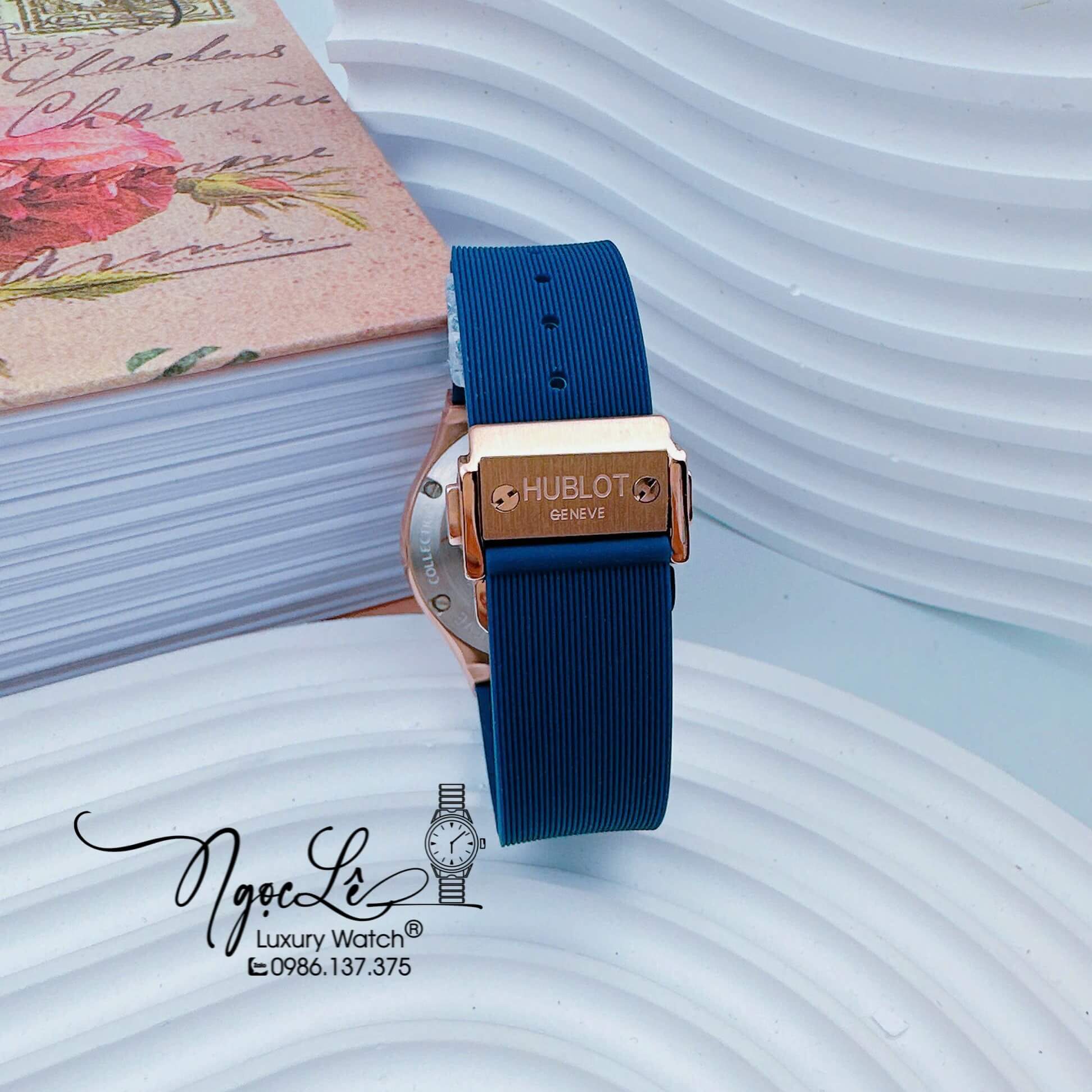 Đồng Hồ Nữ Hublot Classic Fusion Dây Cao Su Xanh Coban Viền Đá Xanh Rose Size 34mm Quartz