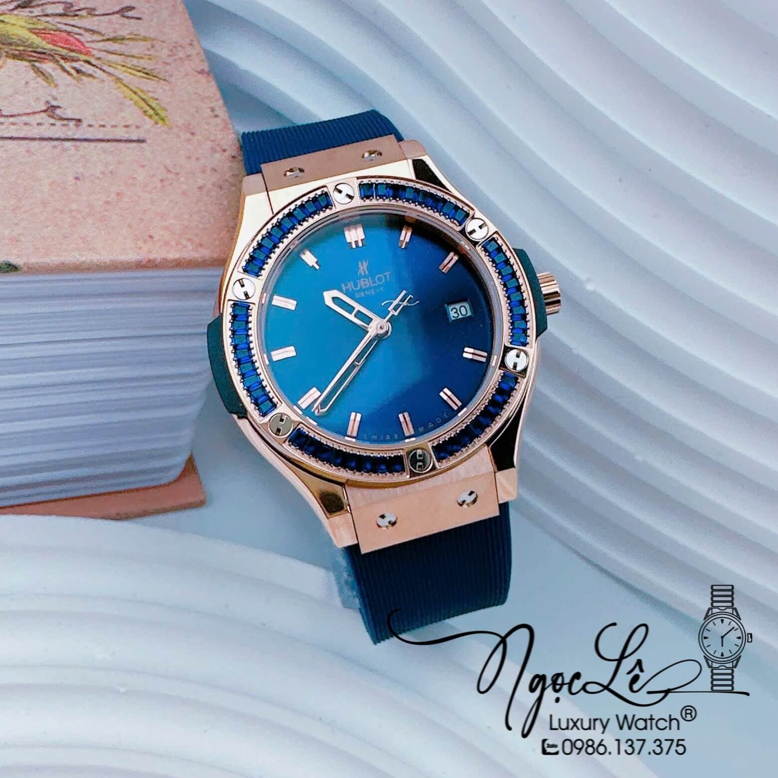 Đồng Hồ Nữ Hublot Classic Fusion Dây Cao Su Xanh Coban Viền Đá Xanh Rose Size 34mm Quartz