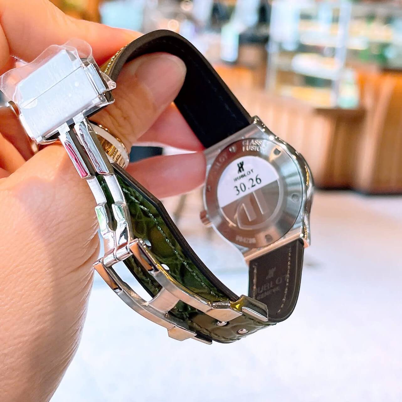 Đồng Hồ Nữ Hublot Classic Fusion Dây Cao Su Màu Xanh Rêu Viền Đính Đá Size 30mm Máy Pin Miyota Nhật - Vỏ Silver