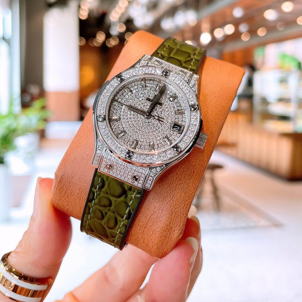 Đồng Hồ Nữ Hublot Classic Fusion Dây Cao Su Xanh Rêu Đính Đá Size 30mm Máy Pin Miyota Nhật - Vỏ Silver