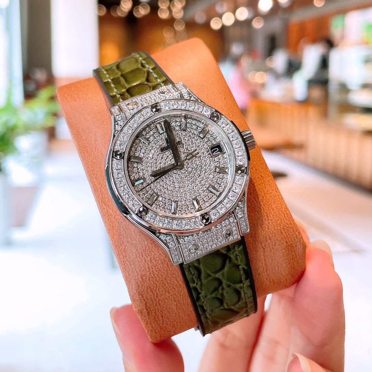 Đồng Hồ Nữ Hublot Classic Fusion Dây Cao Su Xanh Rêu Đính Đá Size 30mm Máy Pin Miyota Nhật - Vỏ Silver