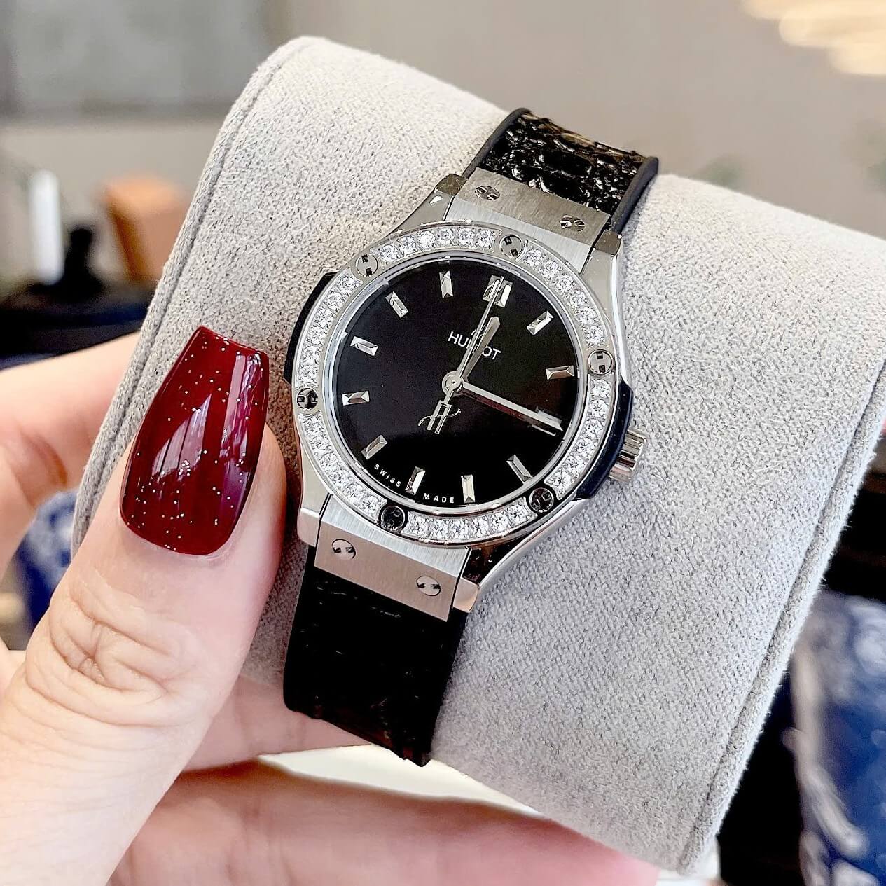 Đồng Hồ Nữ Hublot Classic Fusion Dây Da Đen Vỏ Silver Viền Đá Size 30mm Quartz