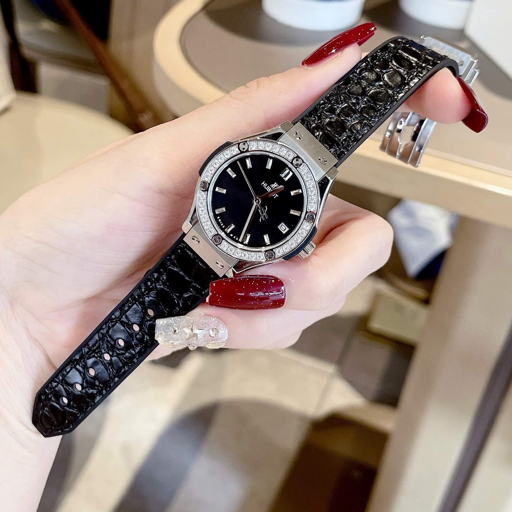 Đồng Hồ Nữ Hublot Classic Fusion Dây Da Đen Vỏ Silver Viền Đá Size 30mm Quartz