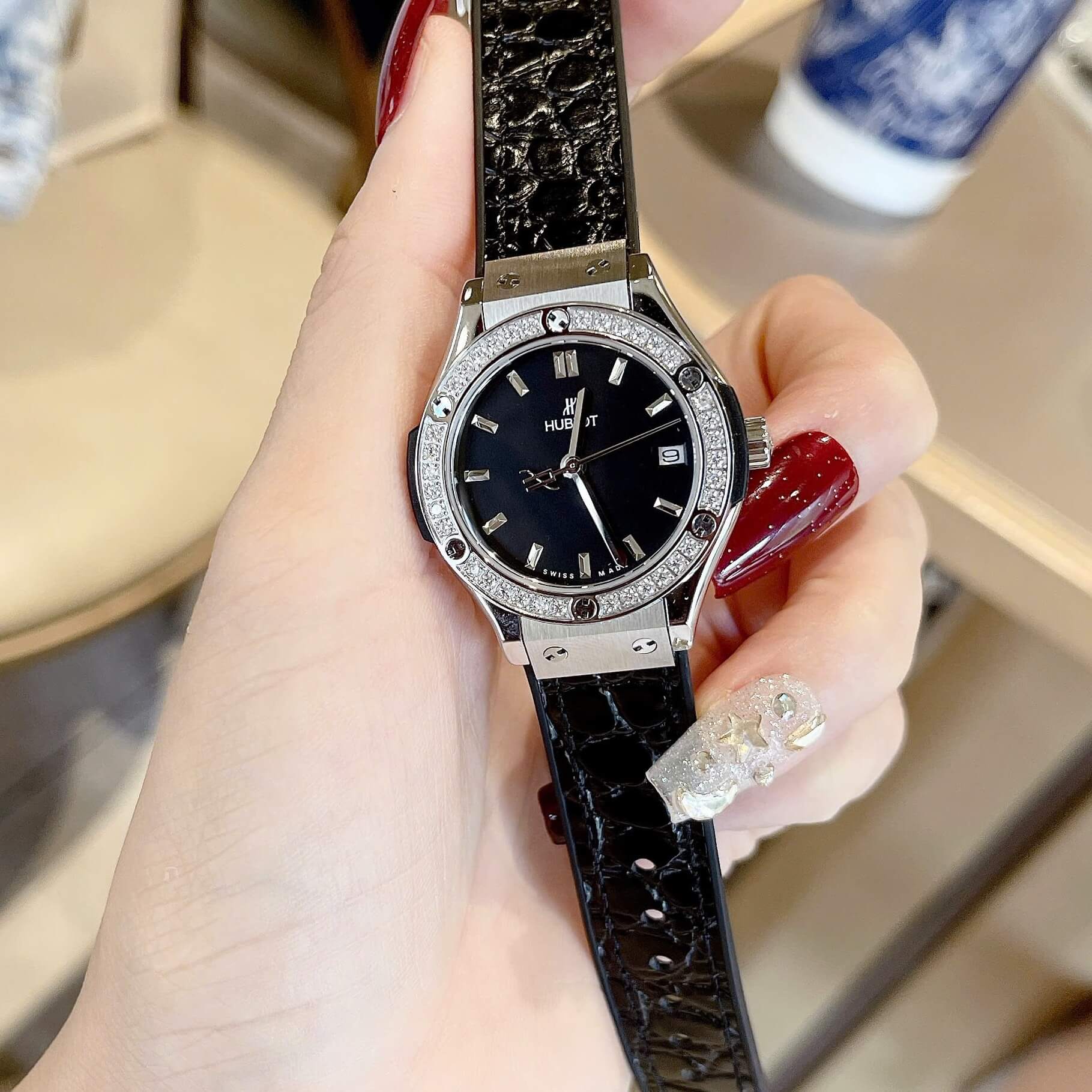 Đồng Hồ Nữ Hublot Classic Fusion Dây Da Đen Vỏ Silver Viền Đá Size 30mm Quartz