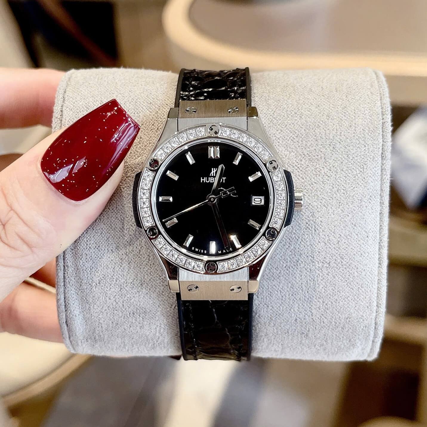 Đồng Hồ Nữ Hublot Classic Fusion Dây Da Đen Vỏ Silver Viền Đá Size 30mm Quartz