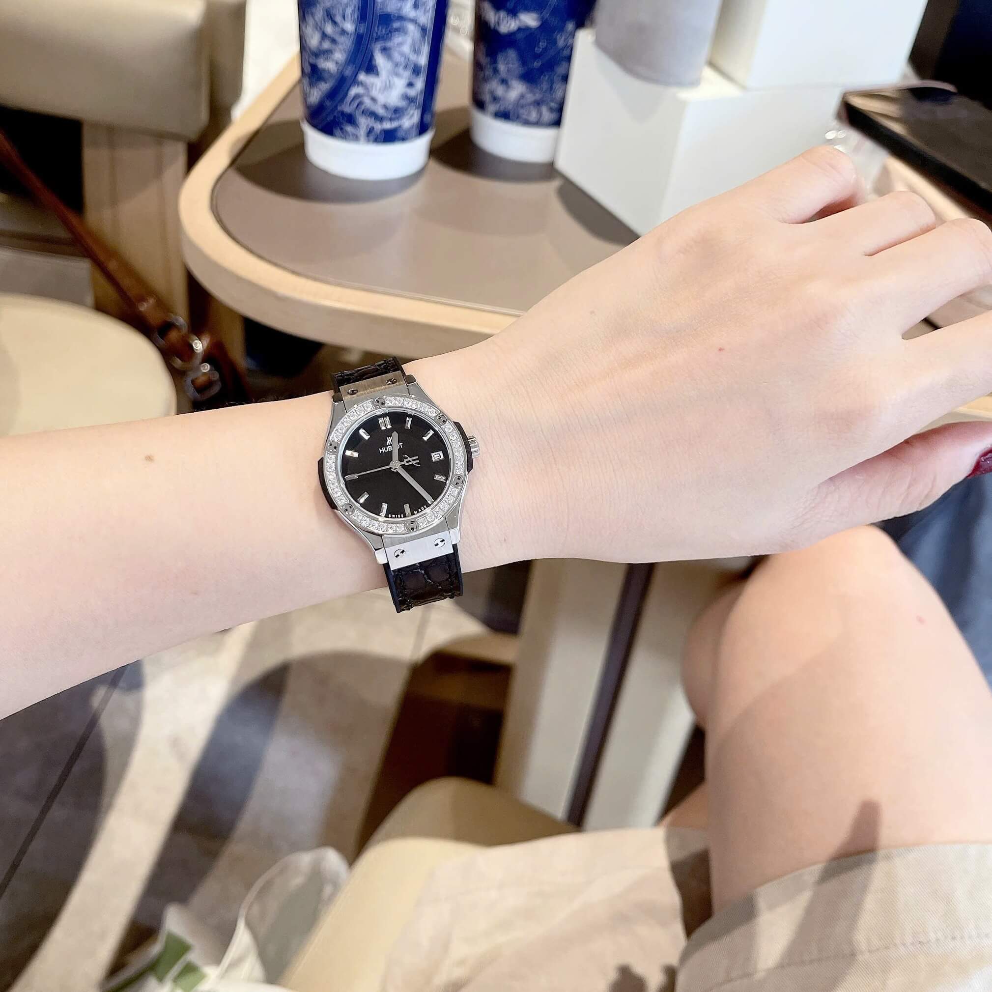 Đồng Hồ Nữ Hublot Classic Fusion Dây Da Đen Vỏ Silver Viền Đá Size 30mm Quartz
