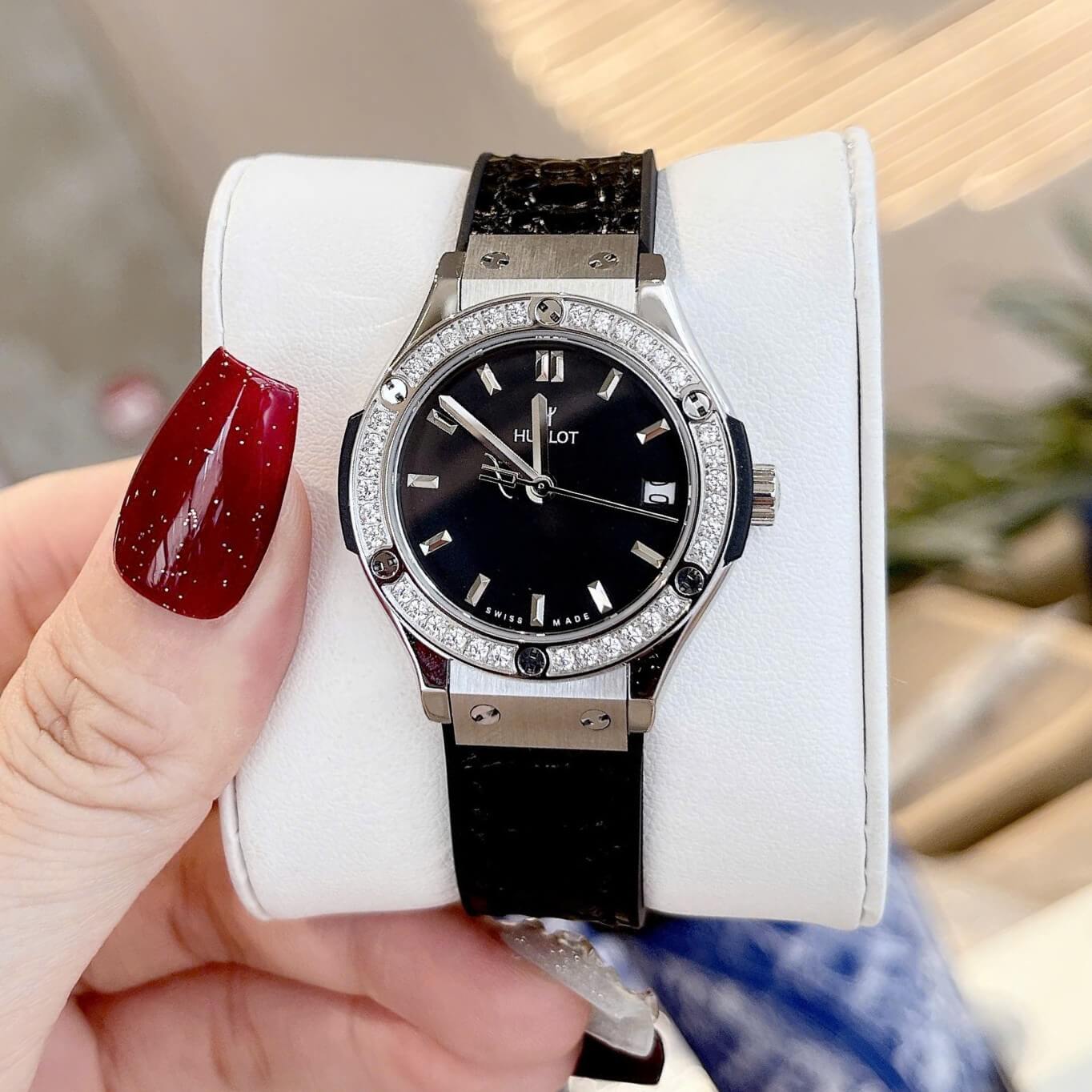 Đồng Hồ Nữ Hublot Classic Fusion Dây Da Đen Vỏ Silver Viền Đá Size 30mm Quartz