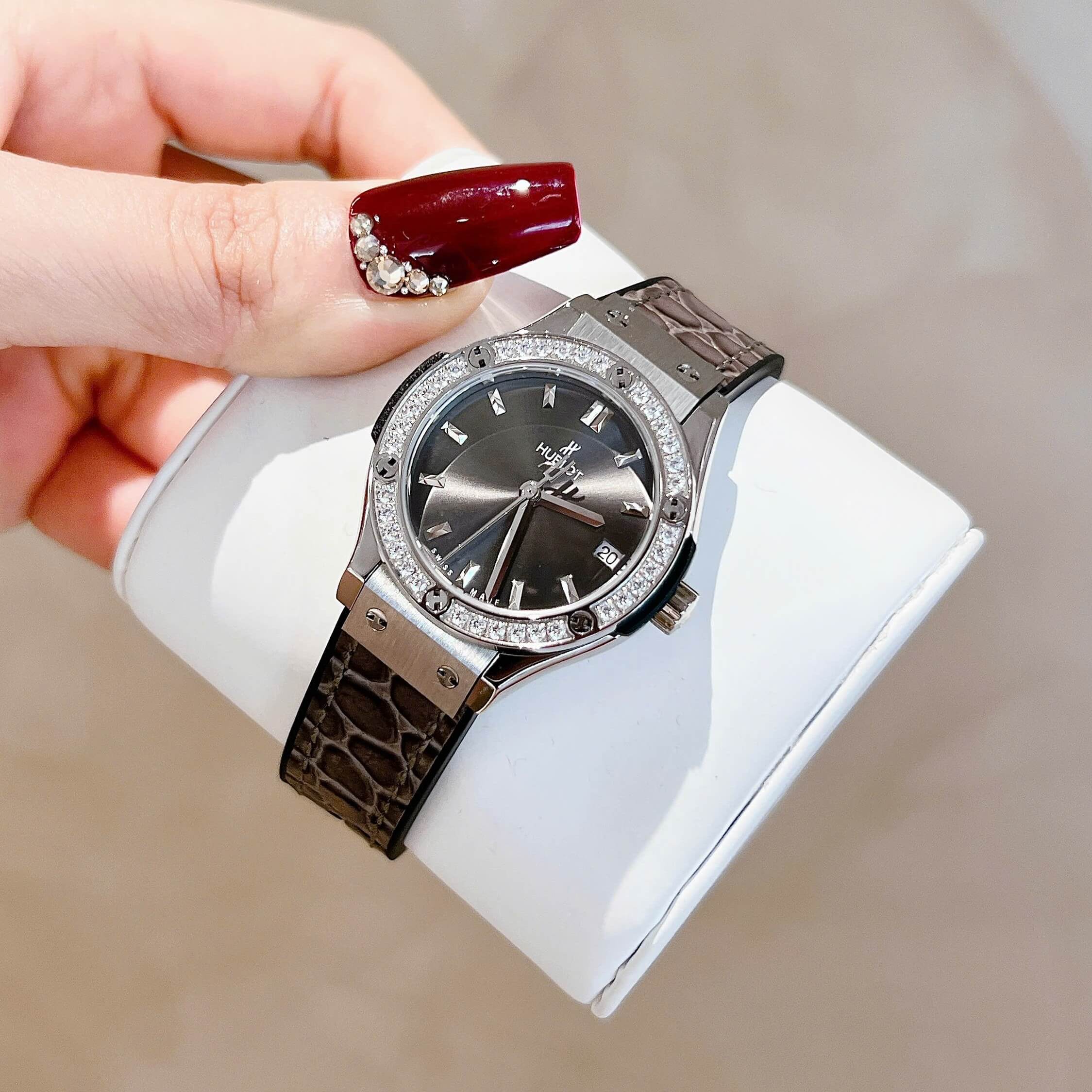 Đồng Hồ Nữ Hublot Classic Fusion Dây Da Đen Xám Vỏ Silver Size 30mm Quartz