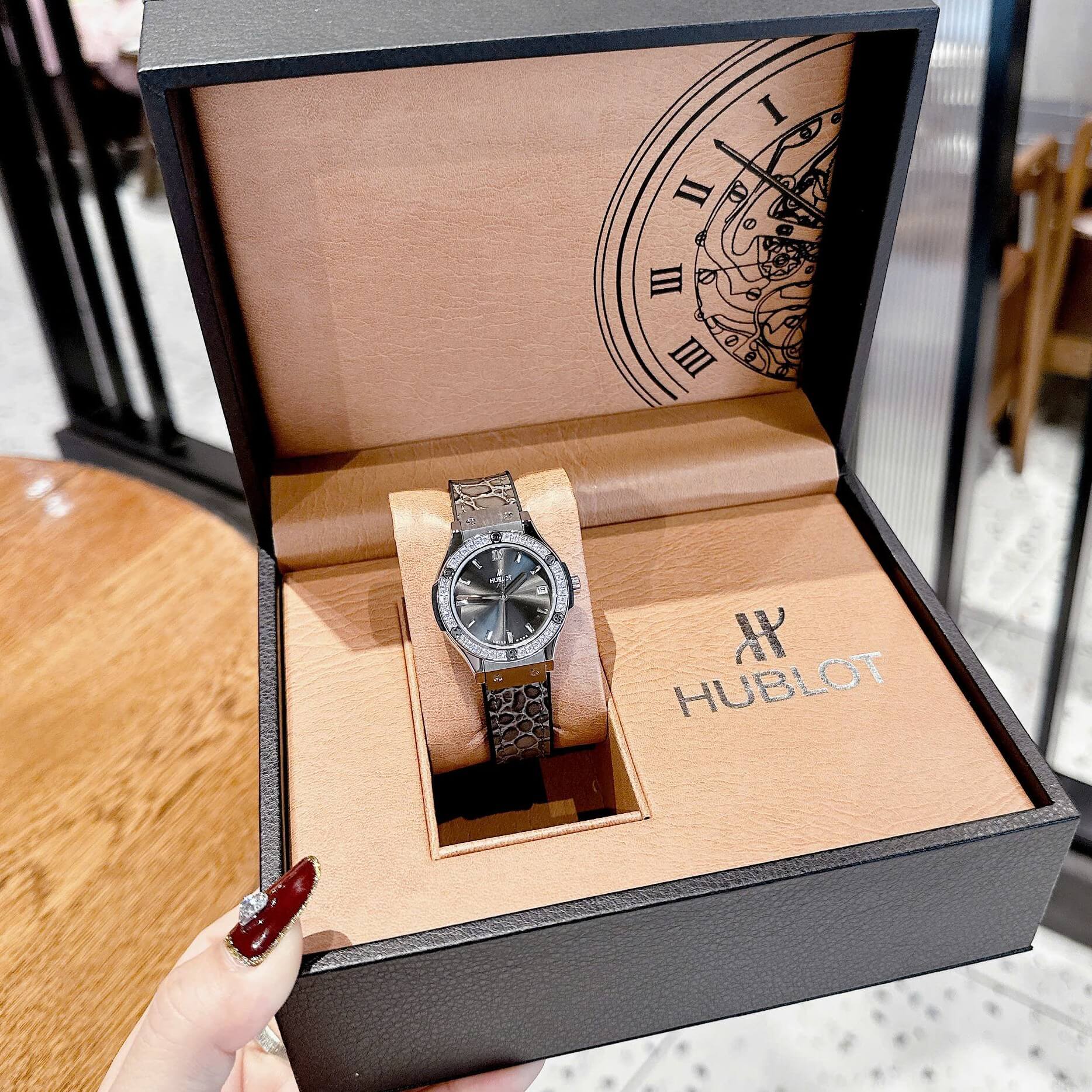 Đồng Hồ Nữ Hublot Classic Fusion Dây Da Đen Xám Vỏ Silver Size 30mm Quartz