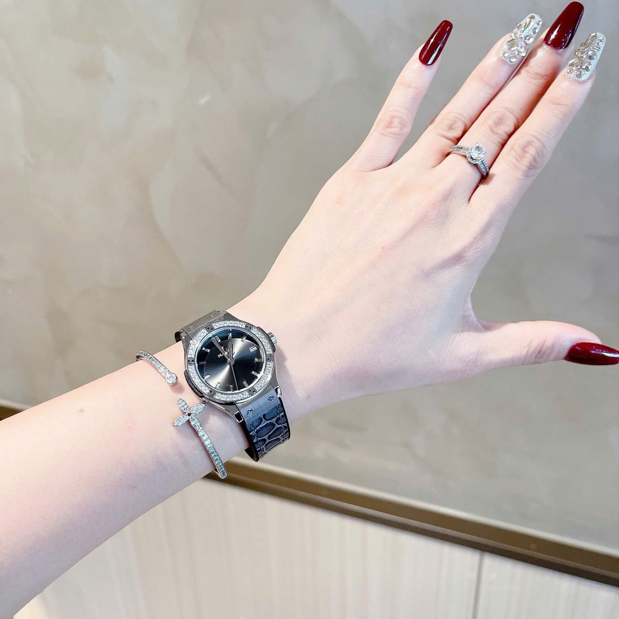 Đồng Hồ Nữ Hublot Classic Fusion Dây Da Đen Xám Vỏ Silver Size 30mm Quartz