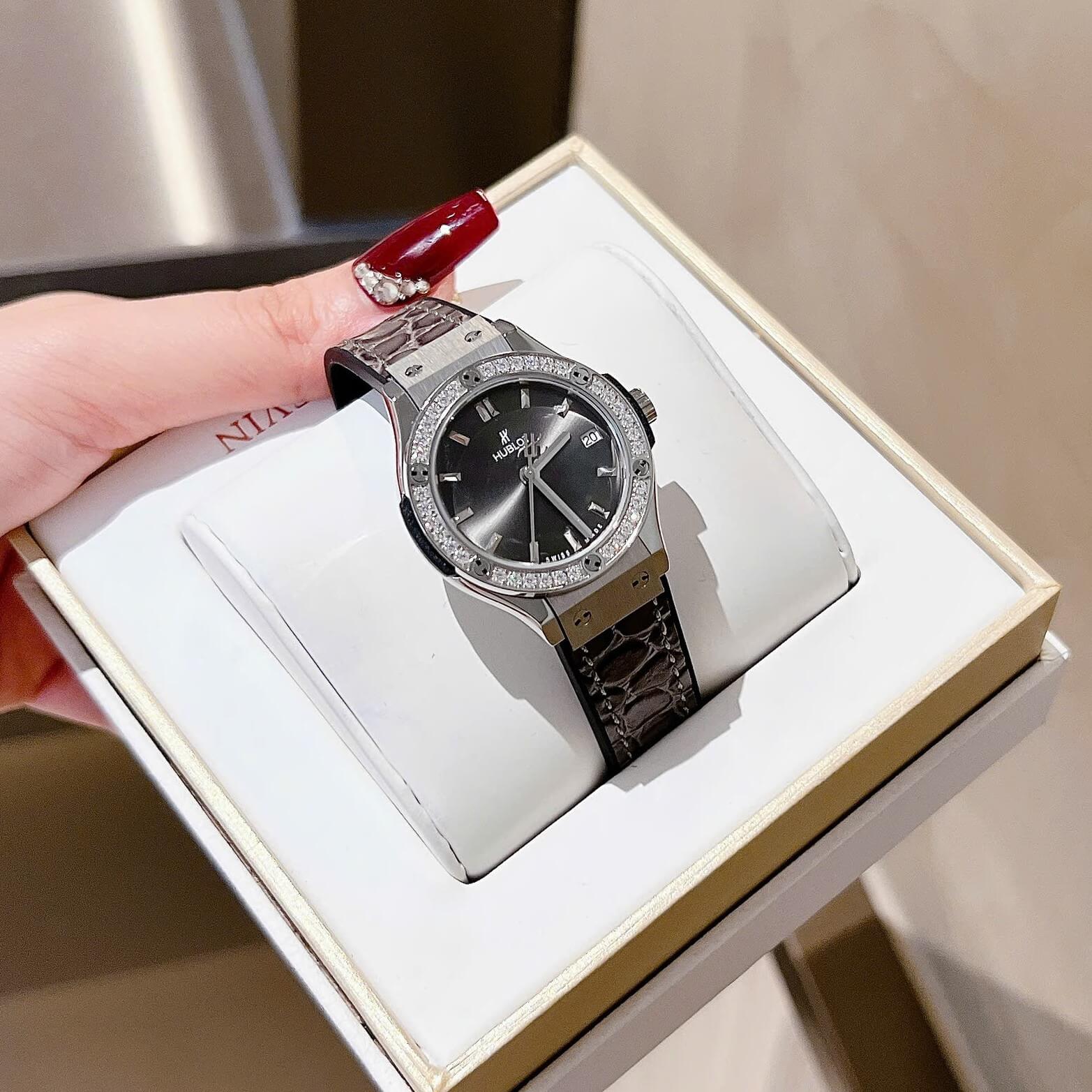 Đồng Hồ Nữ Hublot Classic Fusion Dây Da Đen Xám Vỏ Silver Size 30mm Quartz