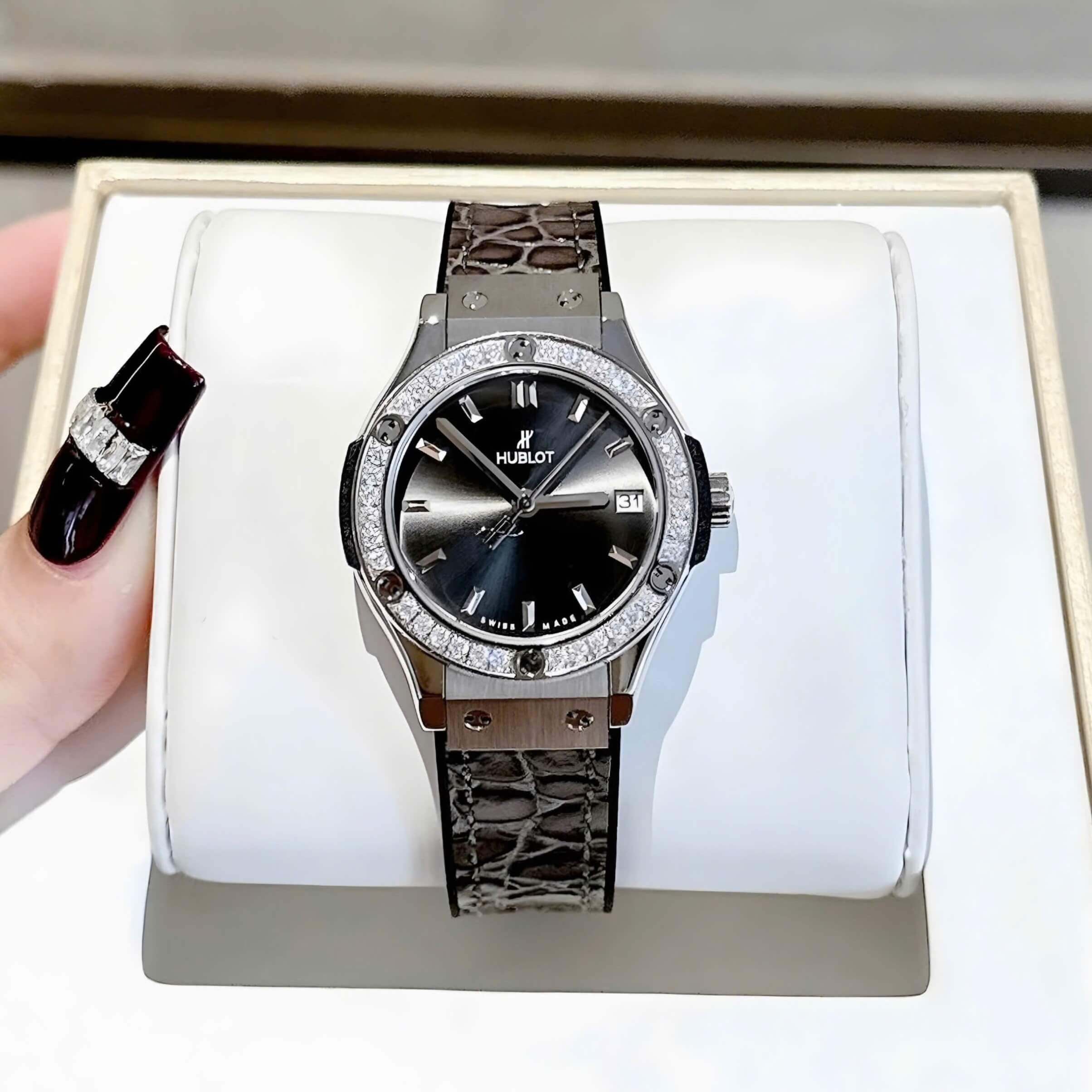 Đồng Hồ Nữ Hublot Classic Fusion Dây Da Đen Xám Vỏ Silver Viền Đá Size 30mm Quartz
