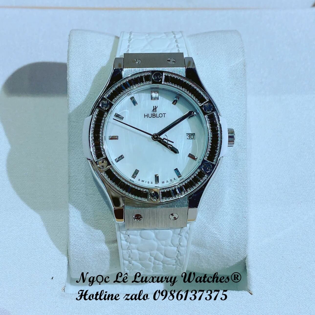 Đồng Hồ Nữ Hublot Classic Fusion Dây Da Trắng Viền Đá Đen Vỏ Silver Size 34mm - Máy Quartz