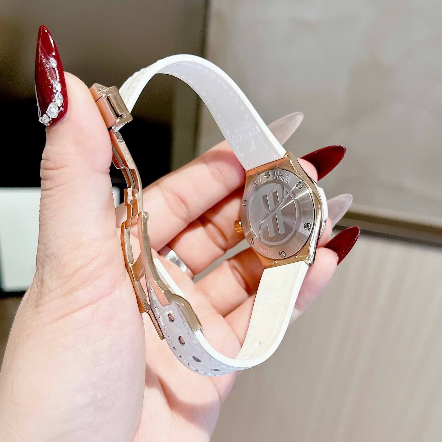 Đồng Hồ Nữ Hublot Classic Fusion Dây Da Trắng Vỏ Vàng Hồng Size 30mm Quartz