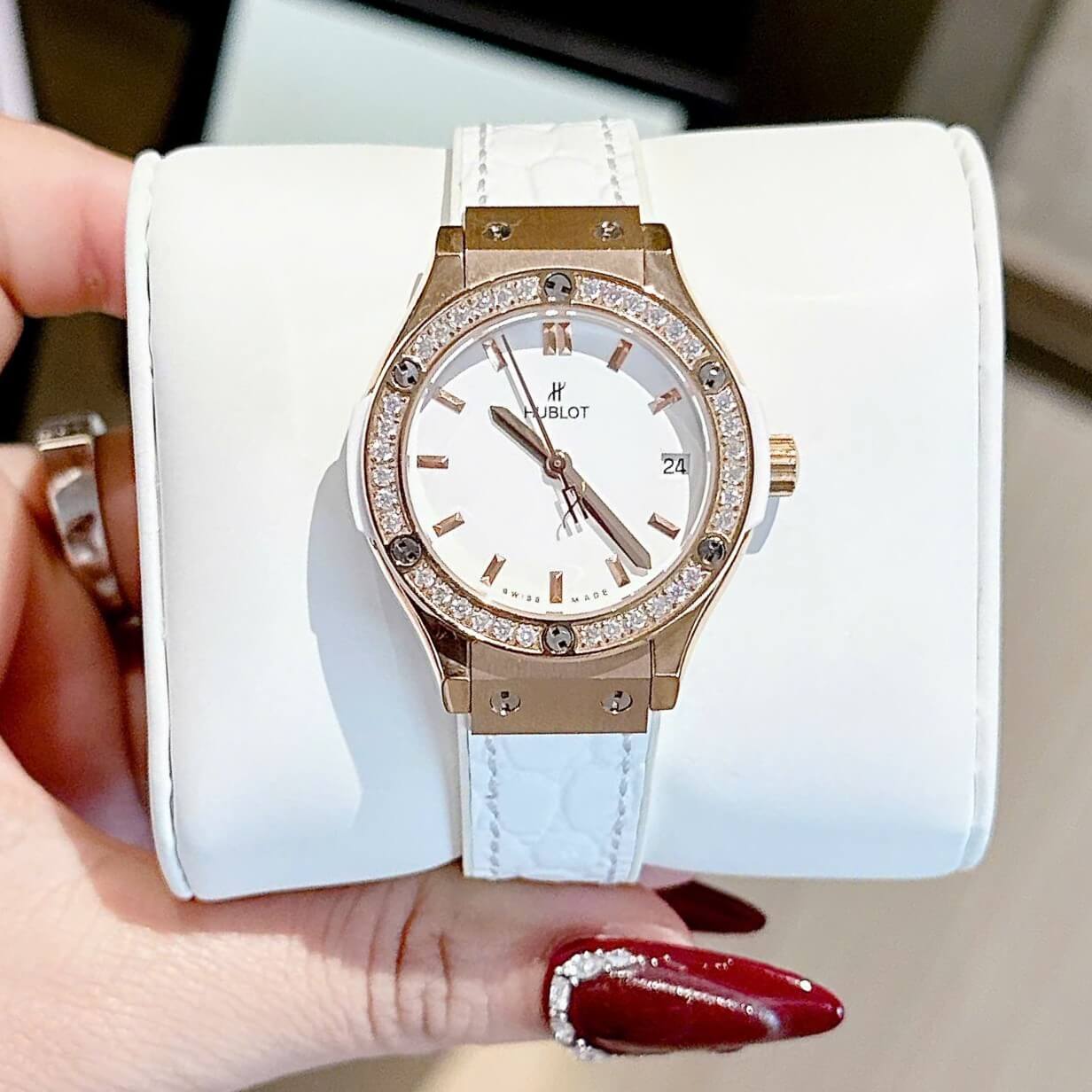 Đồng Hồ Nữ Hublot Classic Fusion Dây Da Trắng Vỏ Vàng Hồng Size 30mm Quartz