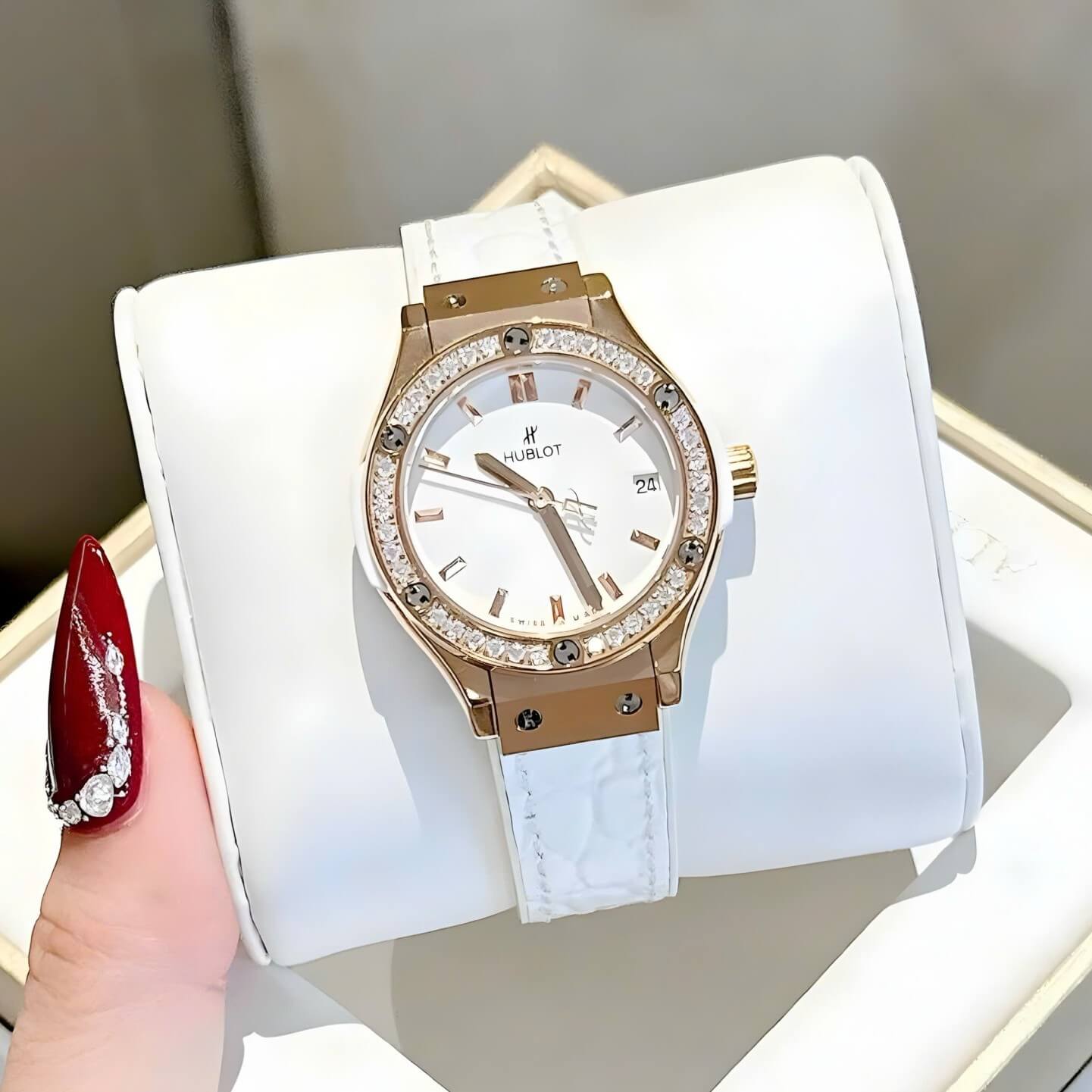 Đồng Hồ Nữ Hublot Classic Fusion Dây Da Trắng Vỏ Vàng Hồng Size 30mm Quartz