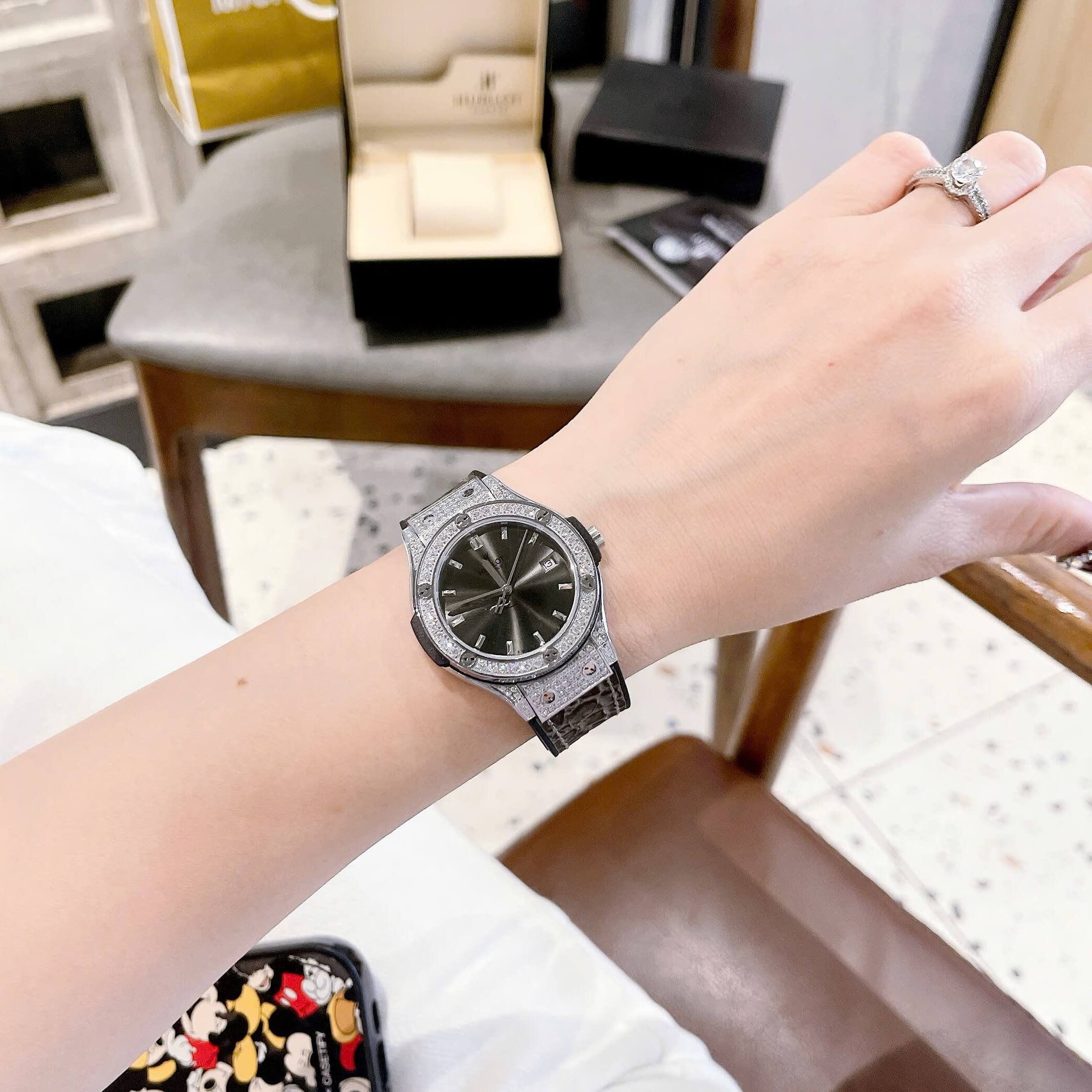 Đồng Hồ Nữ Hublot Classic Fusion Dây Da Xám Viền Đá Silver Size 34mm - Máy Quartz