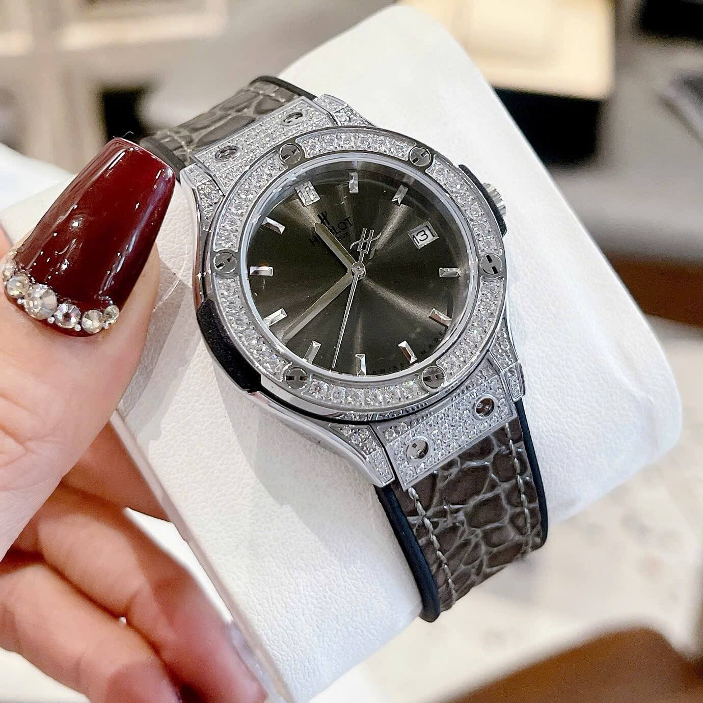 Đồng Hồ Nữ Hublot Classic Fusion Dây Da Xám Viền Đá Silver Size 34mm - Máy Quartz