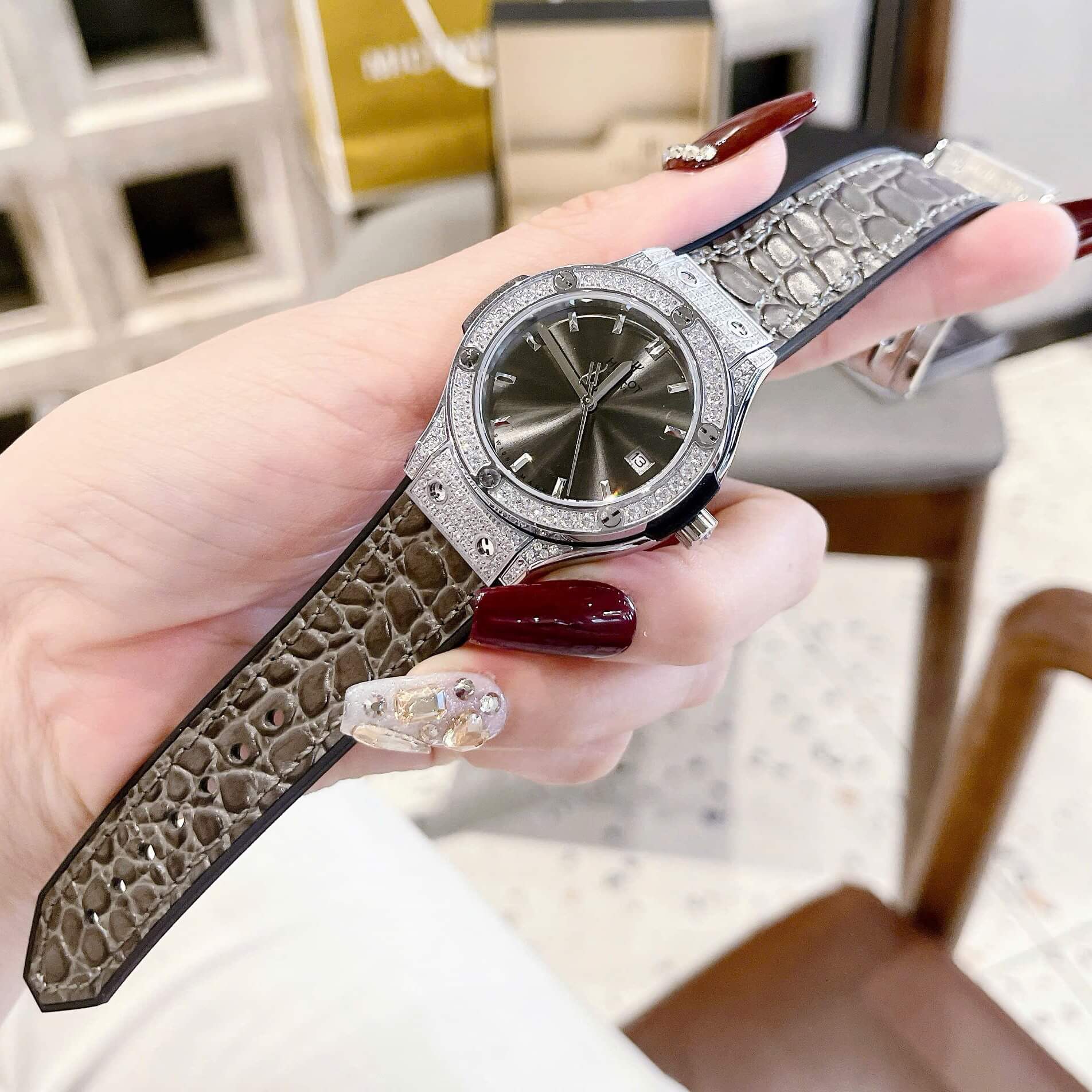 Đồng Hồ Nữ Hublot Classic Fusion Dây Da Xám Viền Đá Silver Size 34mm - Máy Quartz