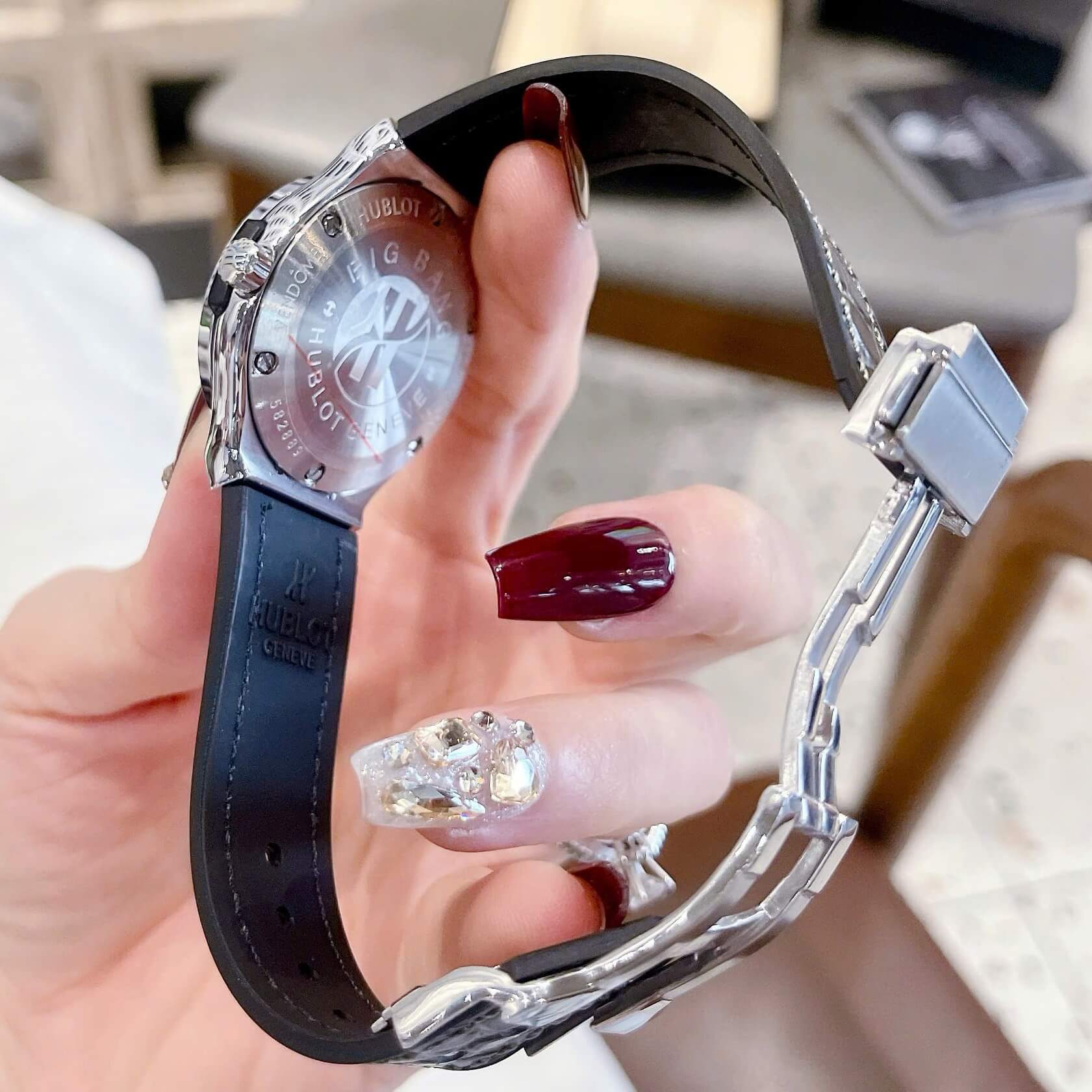 Đồng Hồ Nữ Hublot Classic Fusion Dây Da Xám Viền Đá Silver Size 34mm - Máy Quartz