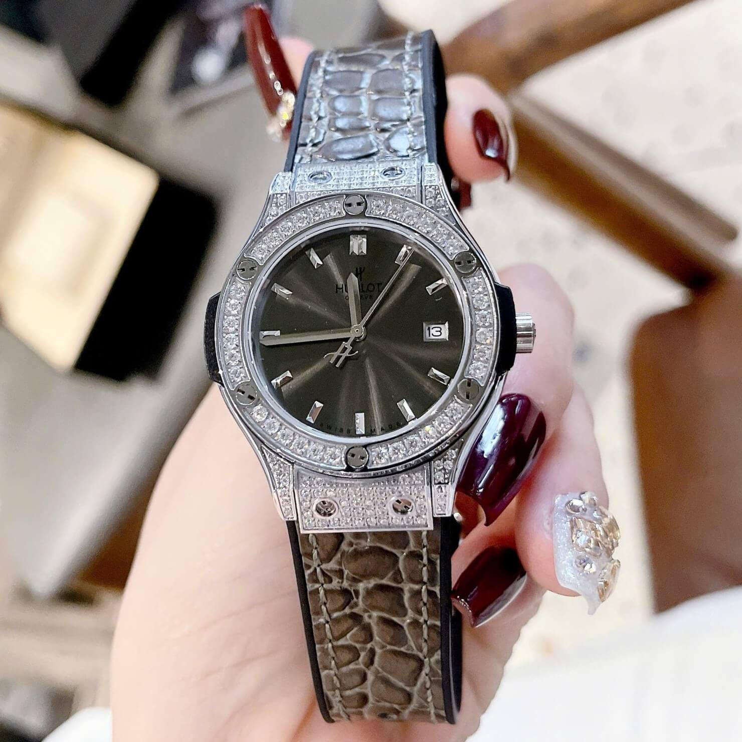 Đồng Hồ Nữ Hublot Classic Fusion Dây Da Xám Viền Đá Silver Size 34mm - Máy Quartz