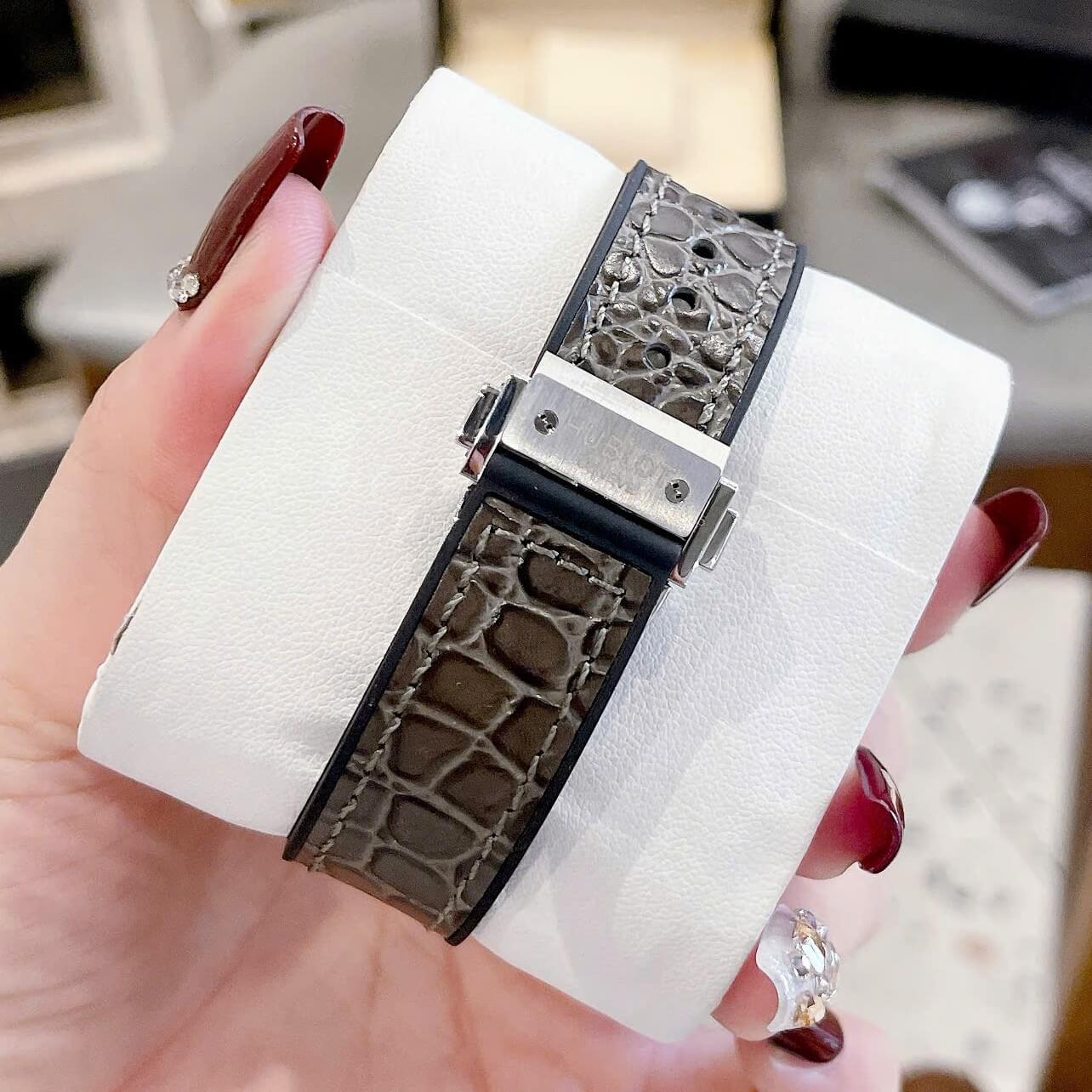 Đồng Hồ Nữ Hublot Classic Fusion Dây Da Xám Viền Đá Silver Size 34mm - Máy Quartz