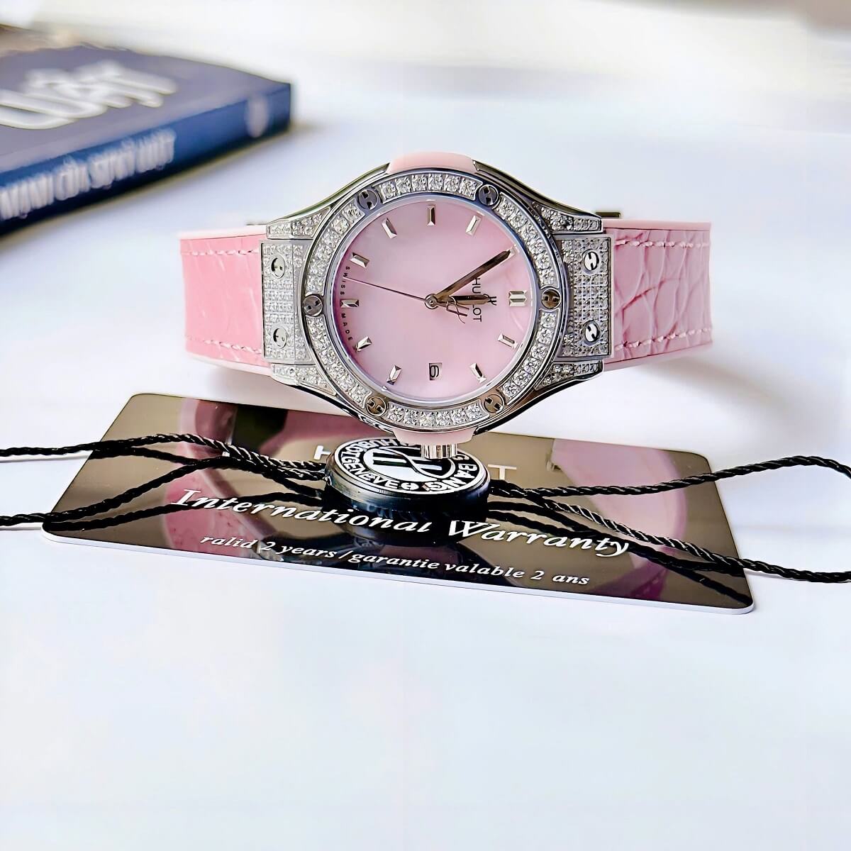 Đồng Hồ Nữ Hublot Classic Fusion Đính Đá Dây Cao Su Bọc Da Vân Hồng Vỏ Silver 34mm