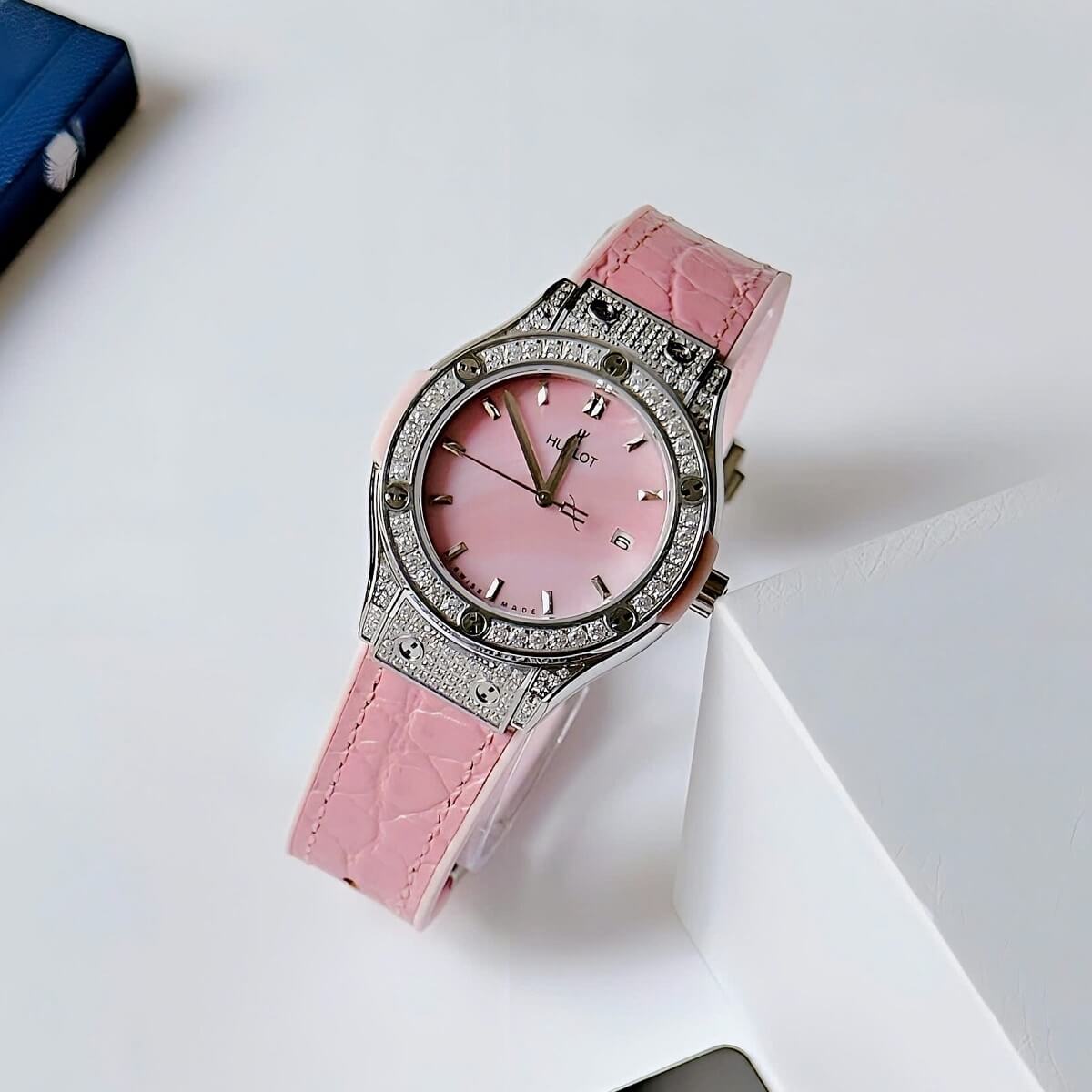 Đồng Hồ Nữ Hublot Classic Fusion Đính Đá Dây Cao Su Bọc Da Vân Hồng Vỏ Silver 34mm