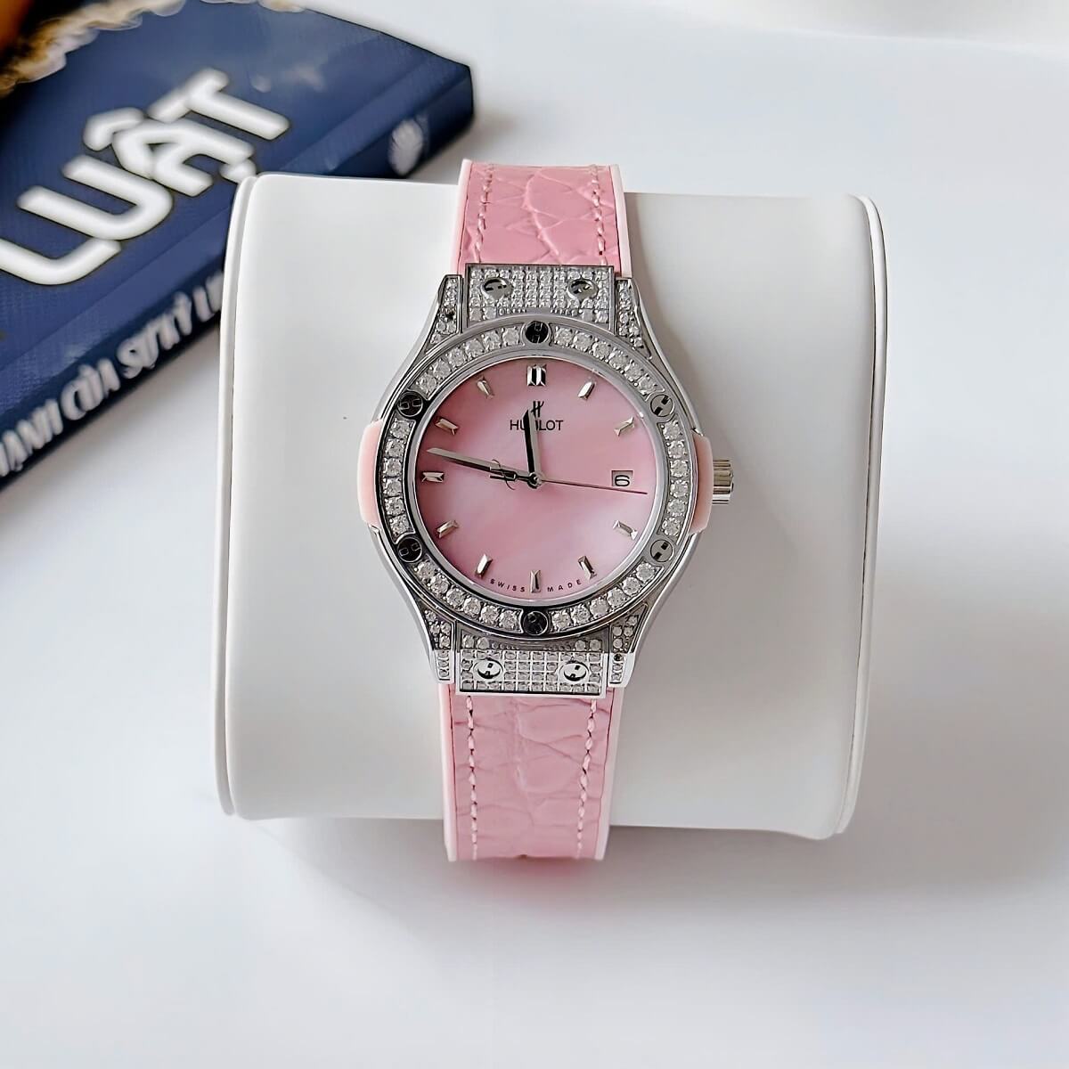 Đồng Hồ Nữ Hublot Classic Fusion Đính Đá Dây Cao Su Bọc Da Vân Hồng Vỏ Silver 34mm