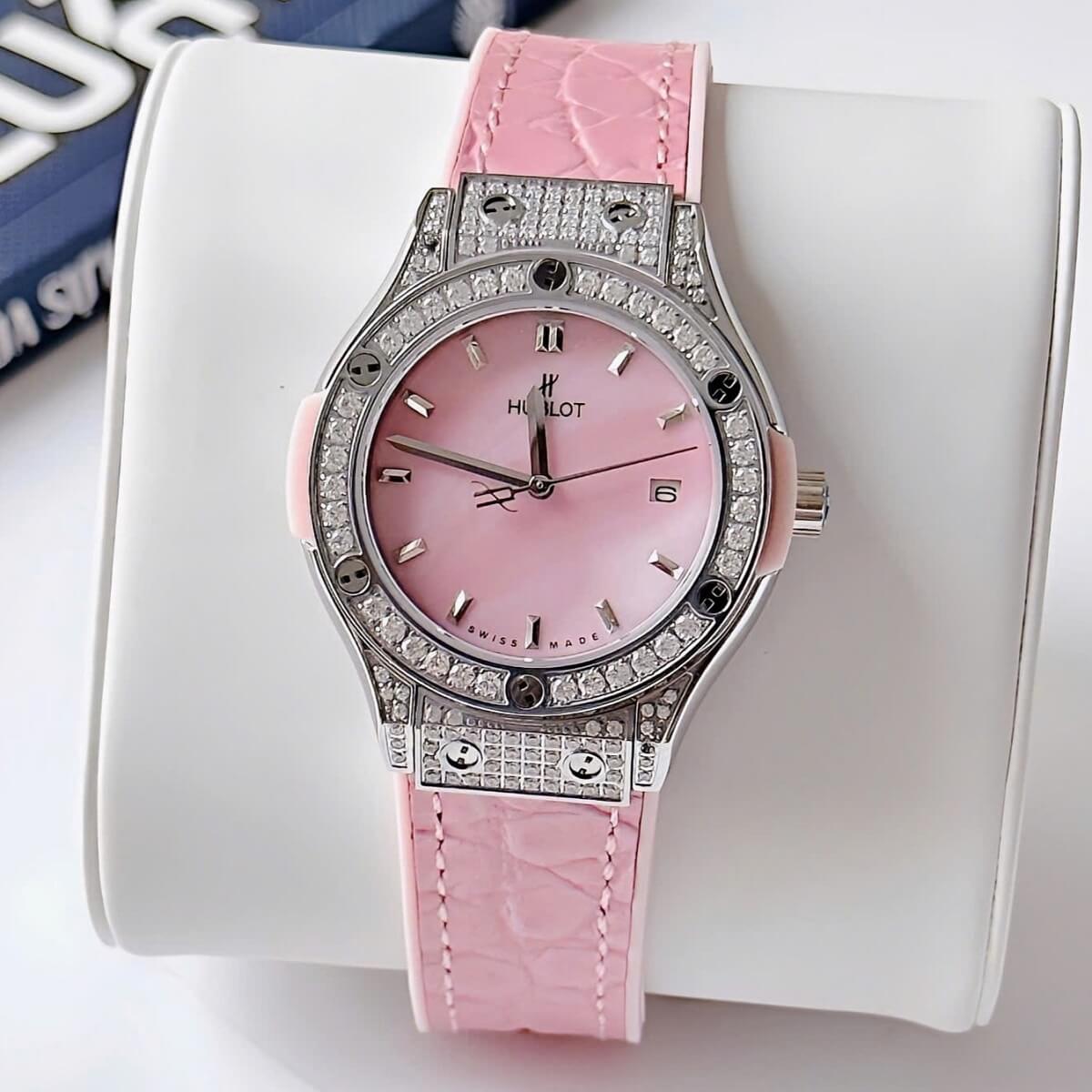 Đồng Hồ Nữ Hublot Classic Fusion Đính Đá Dây Cao Su Bọc Da Vân Hồng Vỏ Silver 34mm