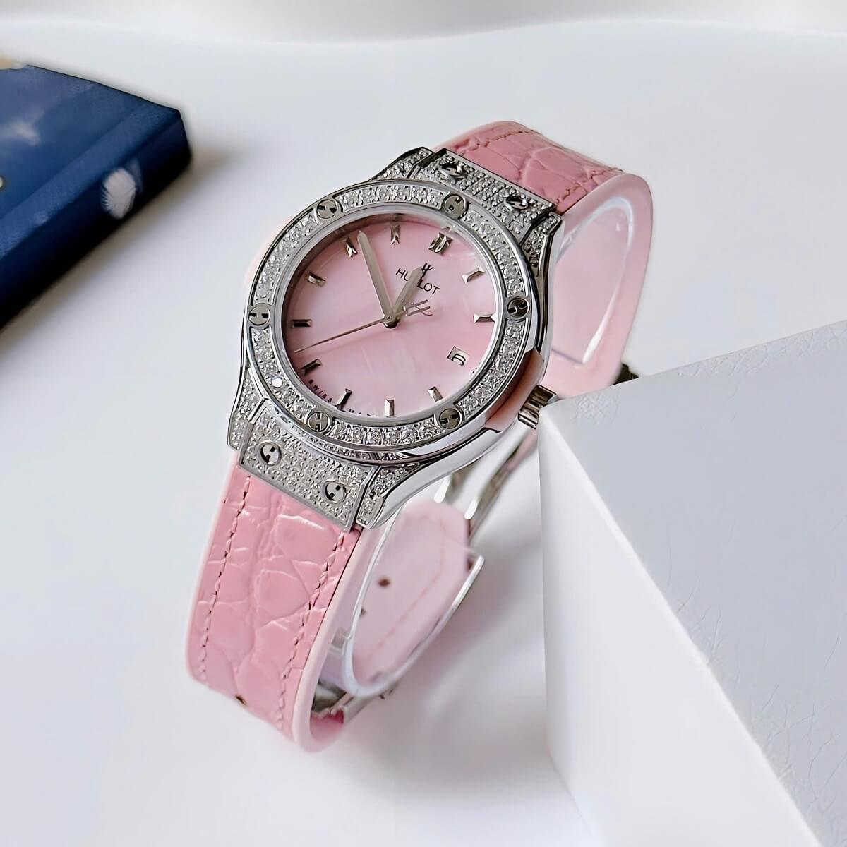 Đồng Hồ Nữ Hublot Classic Fusion Đính Đá Dây Cao Su Bọc Da Vân Hồng Vỏ Silver 34mm