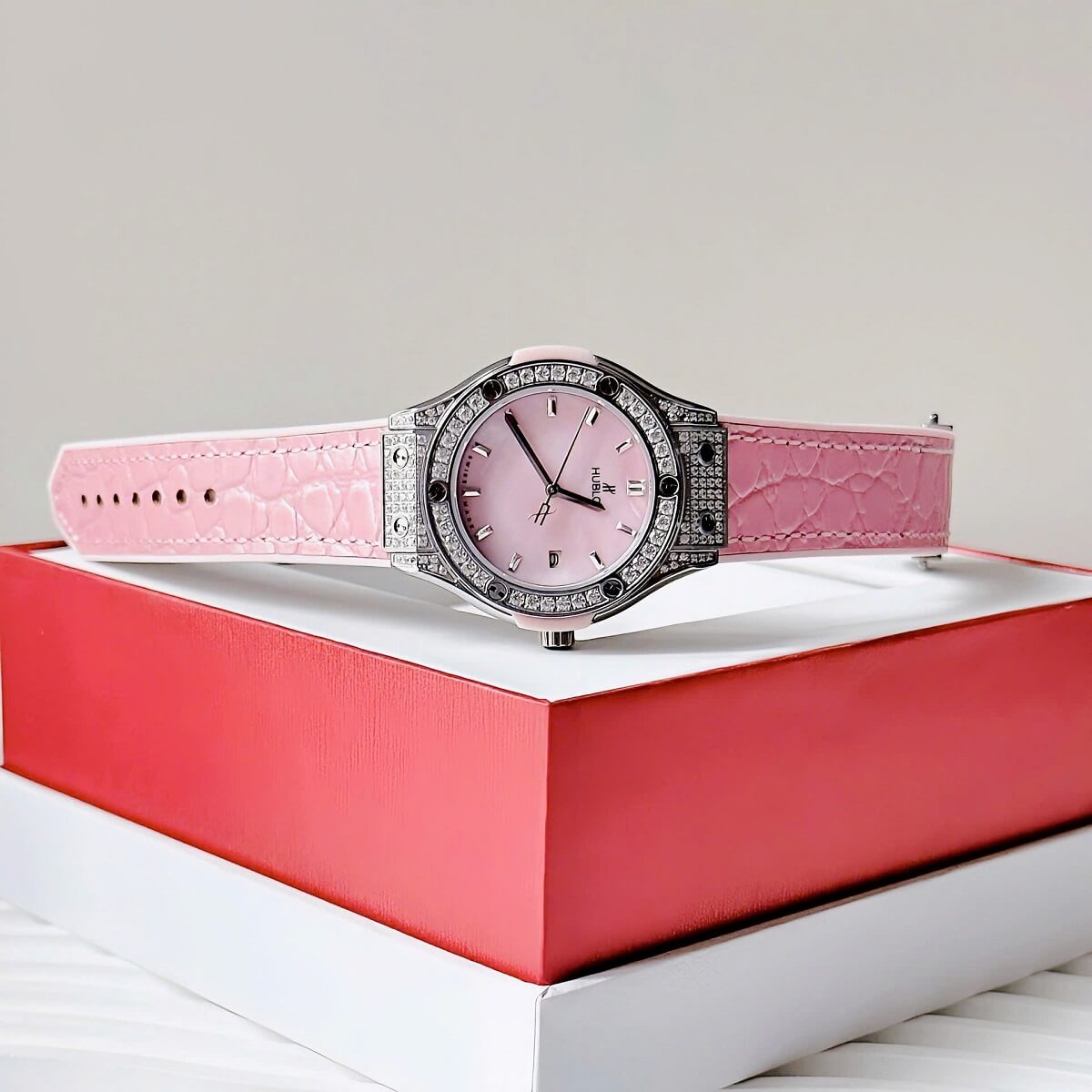Đồng Hồ Nữ Hublot Classic Fusion Đính Đá Dây Cao Su Bọc Da Vân Hồng Vỏ Silver 34mm
