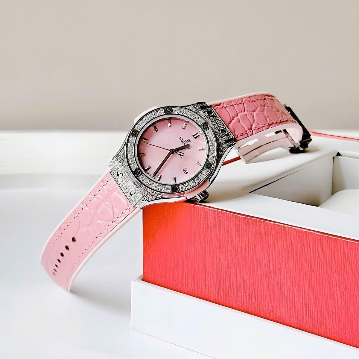 Đồng Hồ Nữ Hublot Classic Fusion Đính Đá Dây Cao Su Bọc Da Vân Hồng Vỏ Silver 34mm