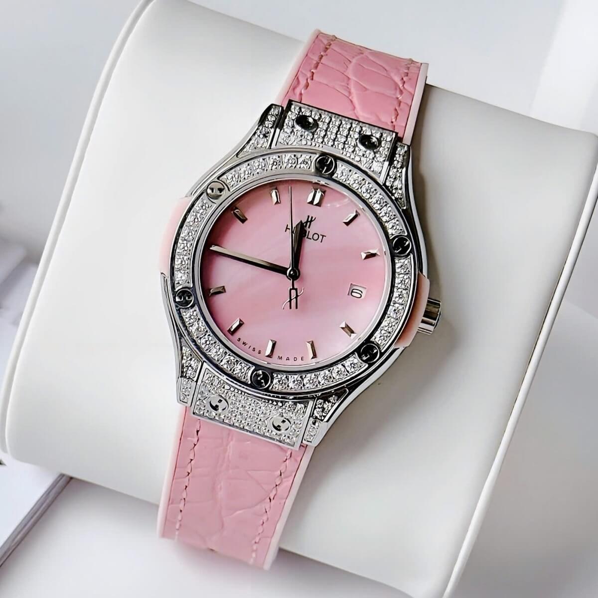 Đồng Hồ Nữ Hublot Classic Fusion Đính Đá Dây Cao Su Bọc Da Vân Hồng Vỏ Silver 34mm