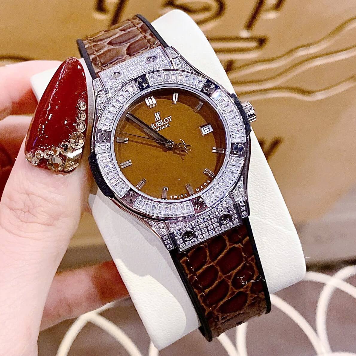 Đồng Hồ Nữ Hublot Classic Fusion Đính Đá Dây Cao Su Bọc Da Vân Nâu Vỏ Silver 34mm