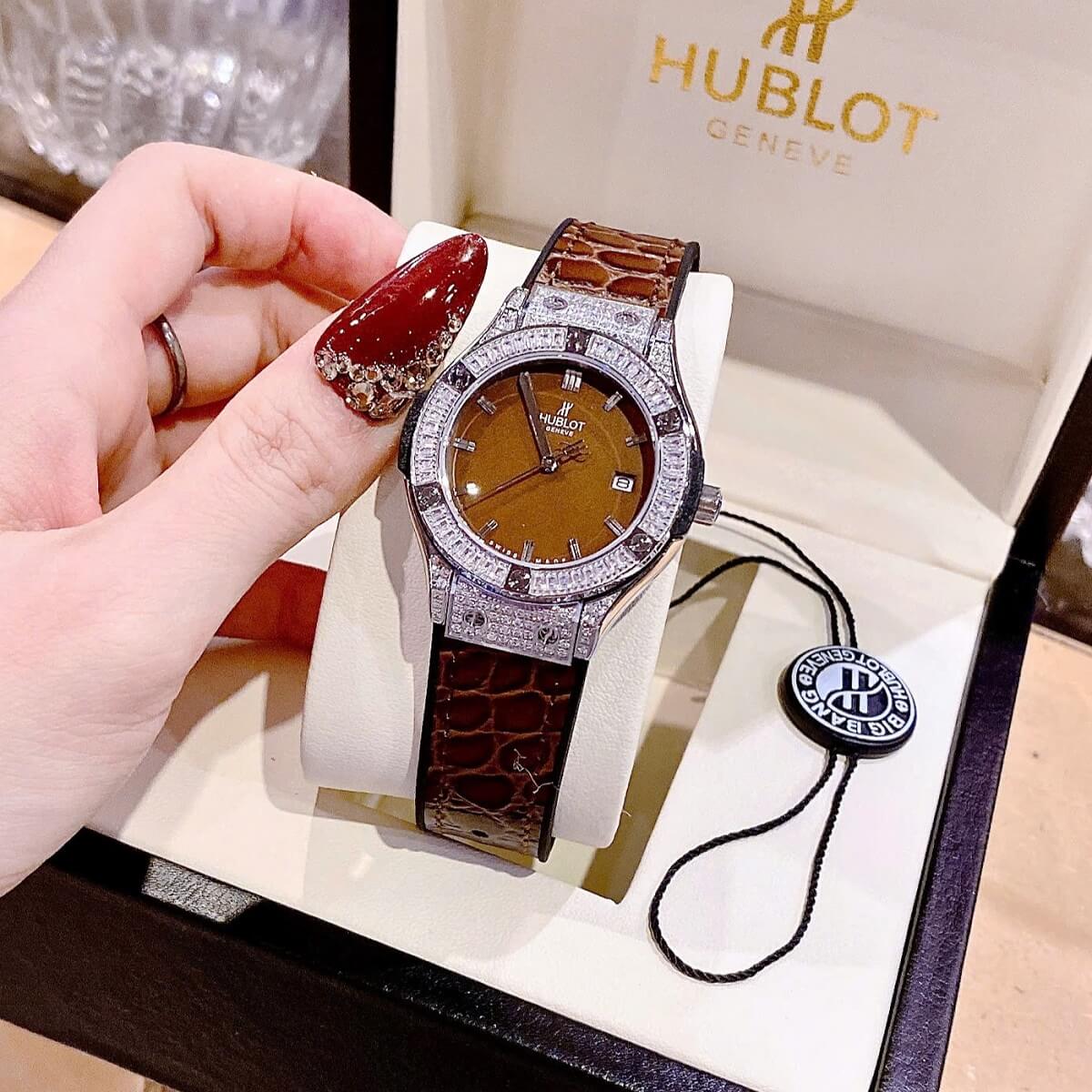 Đồng Hồ Nữ Hublot Classic Fusion Đính Đá Dây Cao Su Bọc Da Vân Nâu Vỏ Silver 34mm