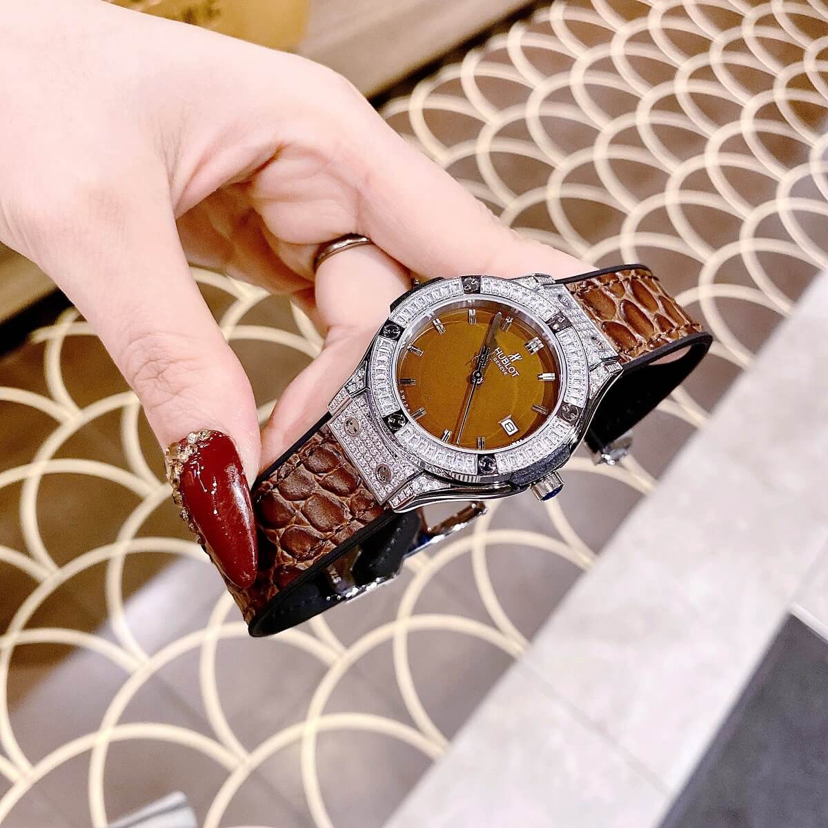 Đồng Hồ Nữ Hublot Classic Fusion Đính Đá Dây Cao Su Bọc Da Vân Nâu Vỏ Silver 34mm