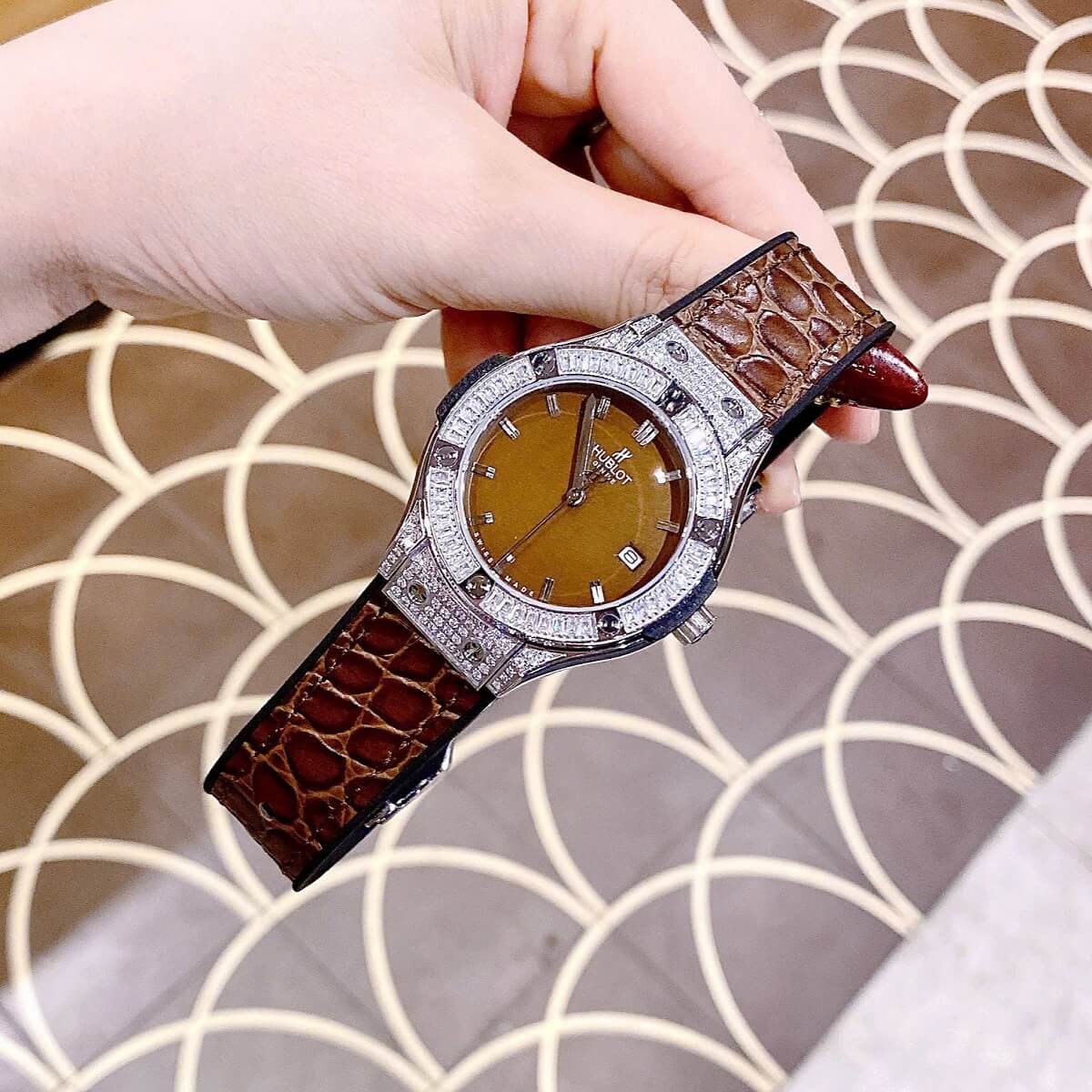 Đồng Hồ Nữ Hublot Classic Fusion Đính Đá Dây Cao Su Bọc Da Vân Nâu Vỏ Silver 34mm