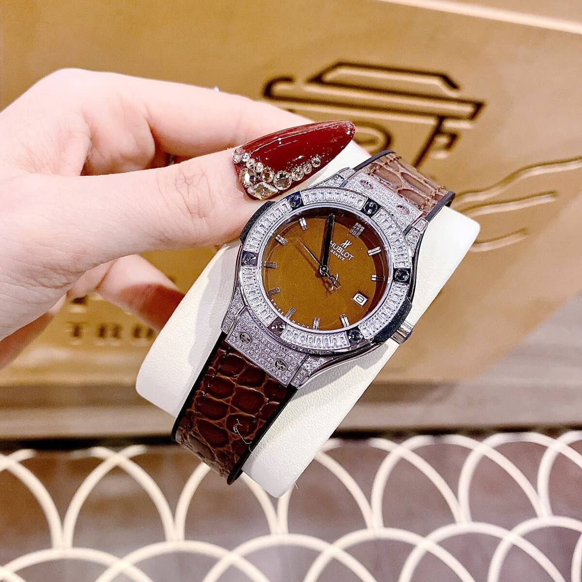 Đồng Hồ Nữ Hublot Classic Fusion Đính Đá Dây Cao Su Bọc Da Vân Nâu Vỏ Silver 34mm
