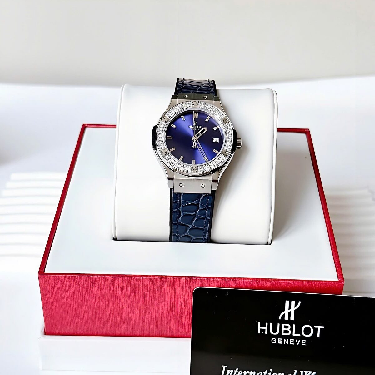 Đồng Hồ Nữ Hublot Classic Fusion Dây Cao Su Bọc Da Vân Xanh Dương Vỏ Silver 34mm